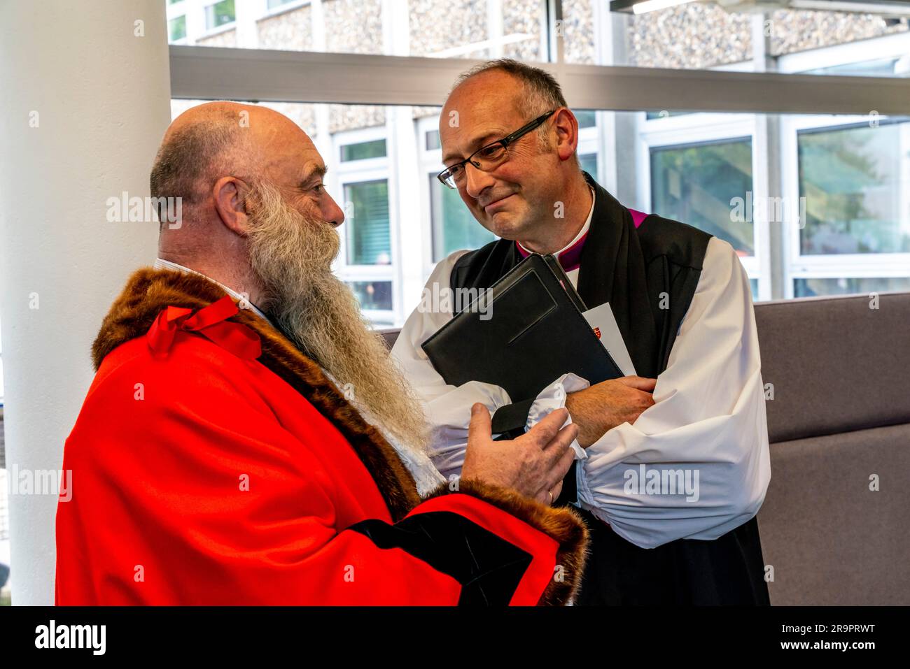 Lokale Würdenträger plaudern nach der Proklamationszeremonie für König Charles III, County halll, Lewes, East Sussex, Großbritannien. Stockfoto
