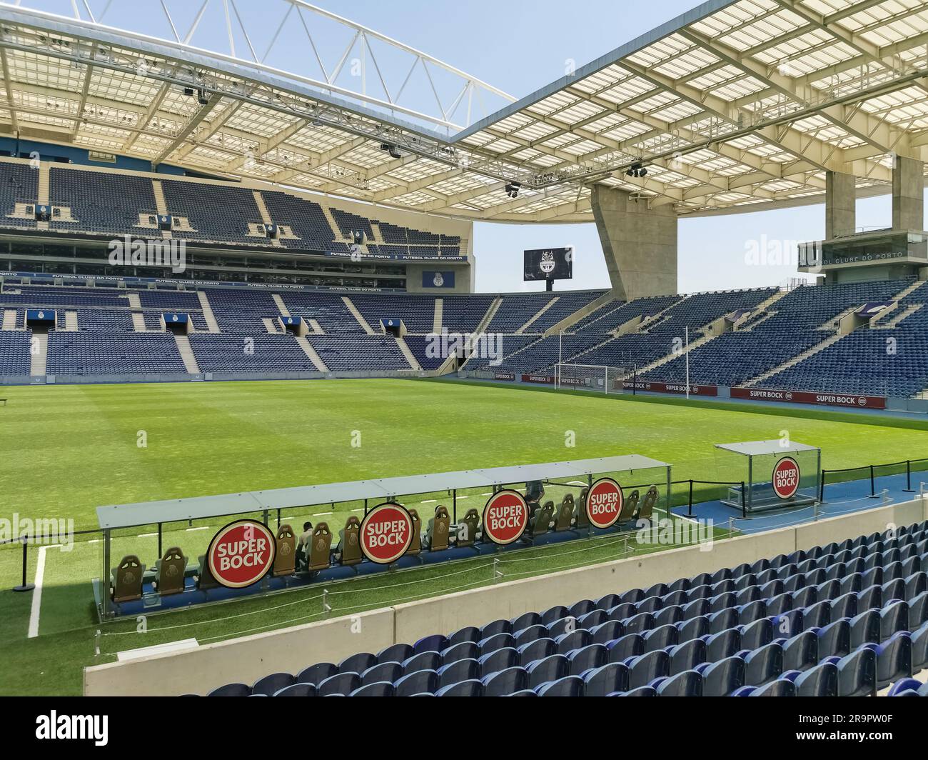 Porto Portugal - 06 05 2023 Uhr: Innenansicht des Drachenstadions oder Estadio do Dragão oder der Dragon Arena, einem Fußballstadion mit allen Sitzplätzen in Porto, Portugal Stockfoto