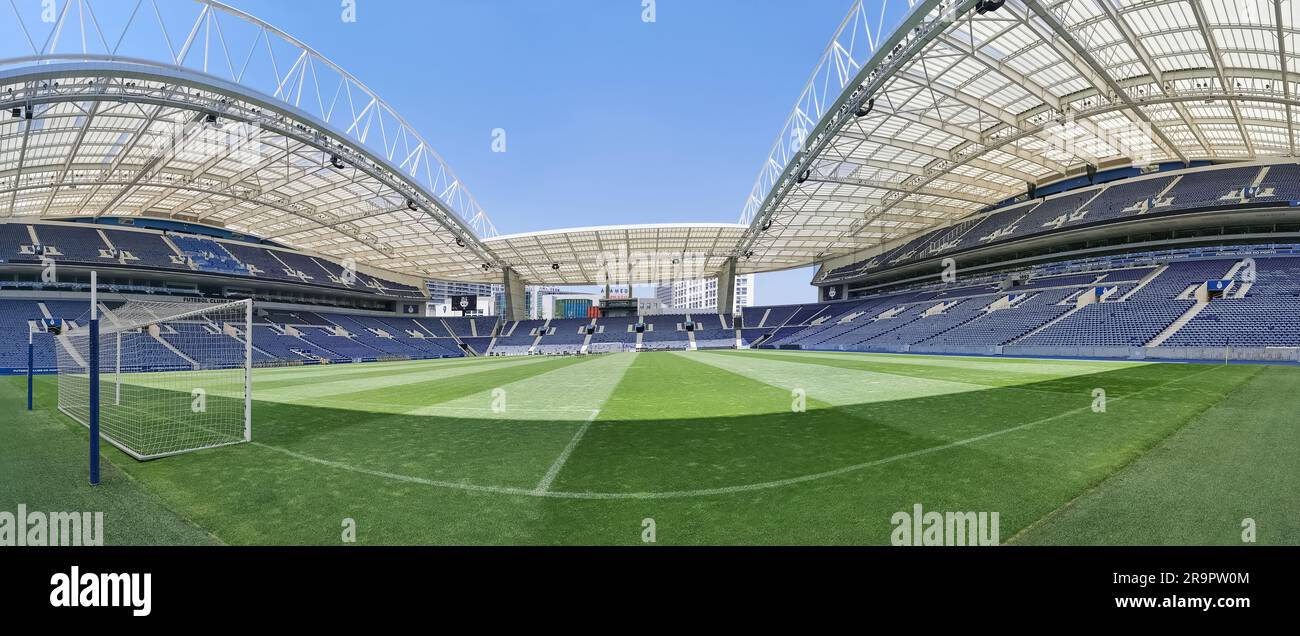 Porto Portugal - 06 05 2023 Uhr: Panoramablick auf das Drachenstadion oder Estadio do Dragão oder Dragon Arena, ein Fußballstadion mit allen Sitzplätzen in Porto Stockfoto