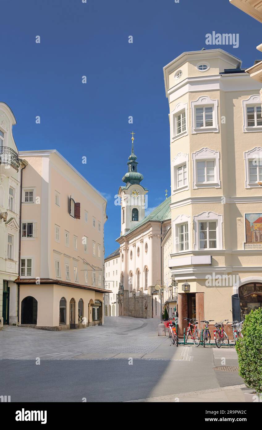 Blick auf die Linzer Gasse von Salzburg in Österreich. Hauptfußgängerzone durch das historische Viertel auf der rechten Seite der Salzach. Stockfoto