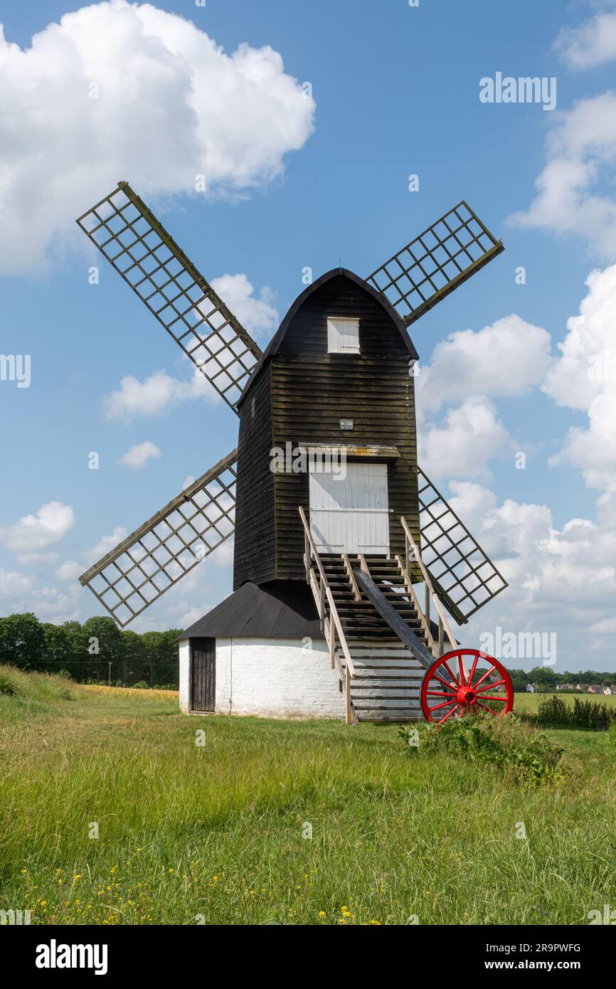 Pitstone Windmill in Buckinghamshire, England, Großbritannien, ein historisches Wahrzeichen und im Sommer ein denkmalgeschütztes Gebäude der Kategorie II* Stockfoto