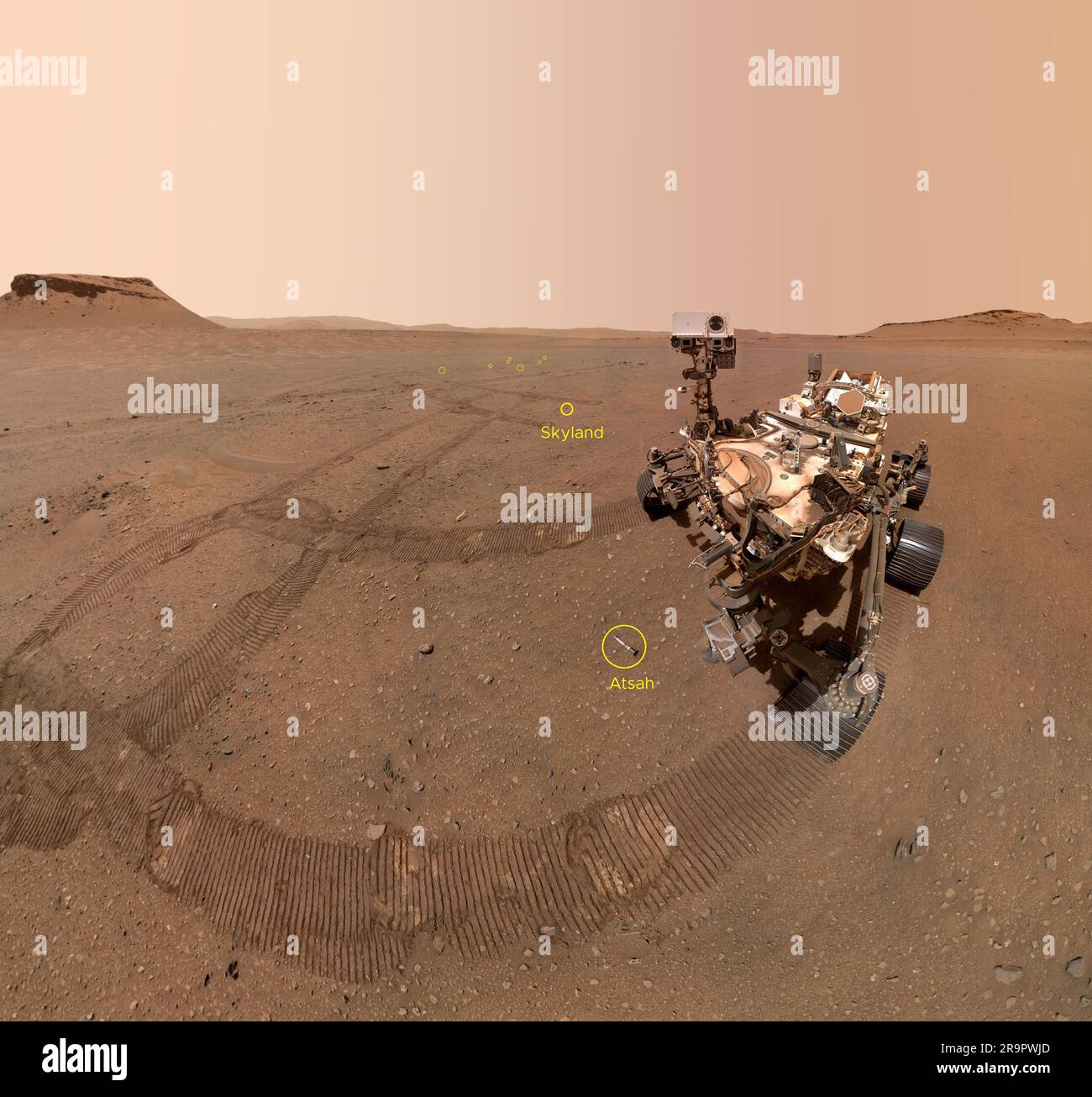 Der Mars rover der NASA machte am 22. Januar 2023, Sol 684, ein Selfie im Depot Three Forks im Jezero Crater, das neun von zehn Probenröhrchen zeigte. Die WATSON-Kamera am Roboterarm des rovers nahm 59 zusammengenähte Bilder auf. Kommentierte Orte umfassen Atsah vor dem rover und Skyland im Hintergrund. Stockfoto