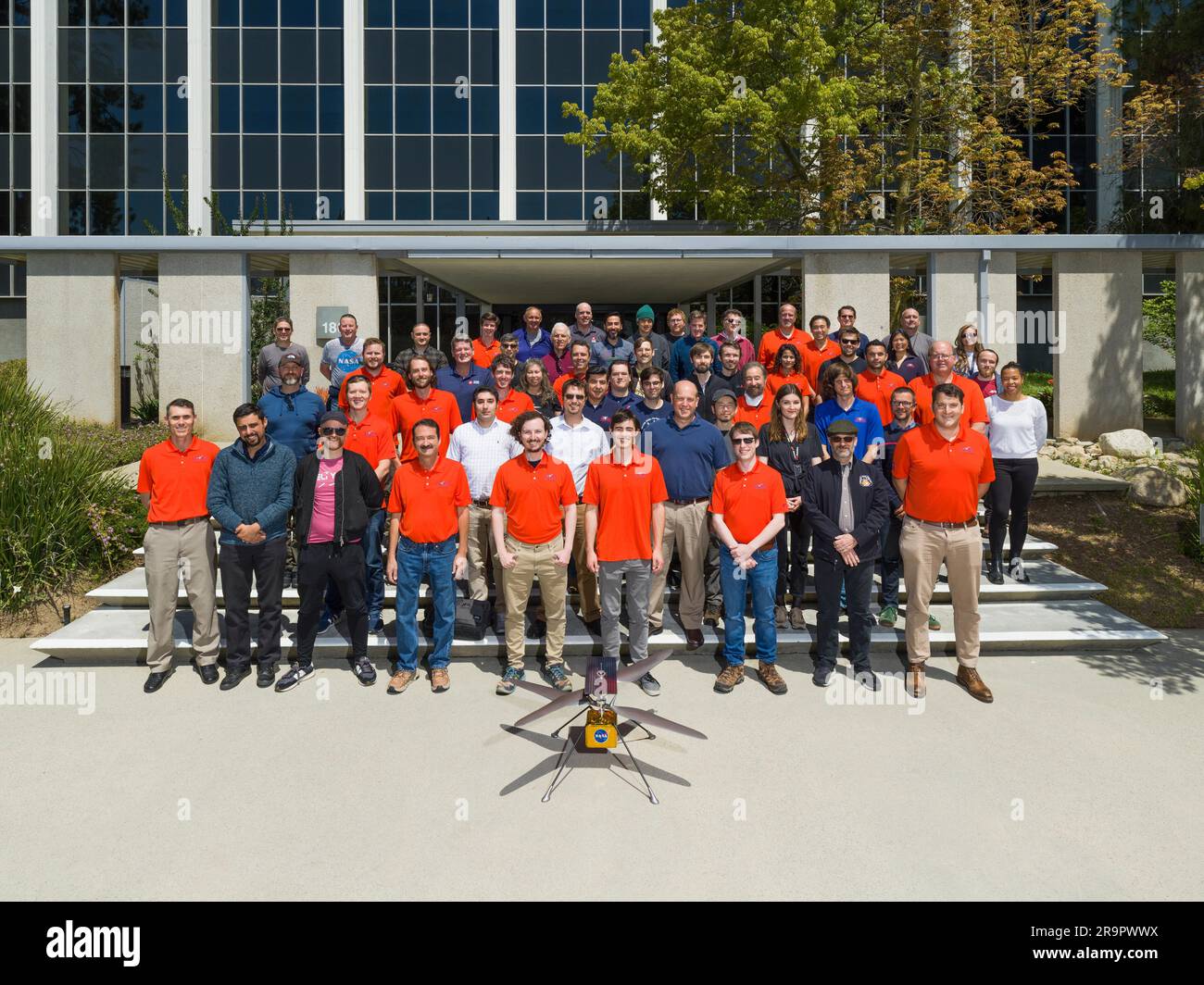 Das Ingenuity Team feiert zwei Jahre Mars Flight. Mitglieder des NASA-Teams Ingenuity Mars Helicopter trafen sich am zweiten Jahrestag des ersten Marsflugs des Drehflüglers zu einem Teamfoto. Das Bild wurde am 19. April 2023 im Jet Propulsion Laboratory der Agentur in Südkalifornien aufgenommen. https //photojournal.jpl.nasa.gov/catalog/PIA25882 Stockfoto