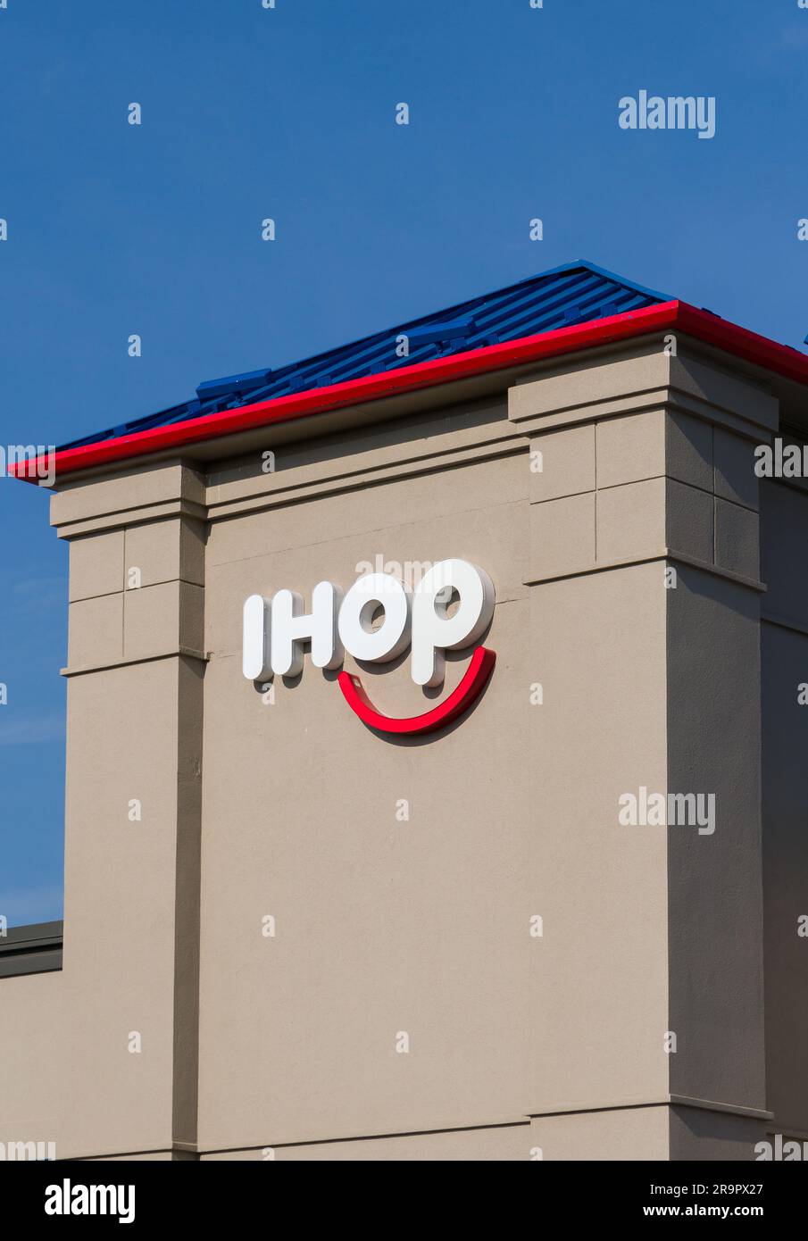 SIOUX FALLS, SD, USA - 22. JUNI 2023: Außenansicht des Restaurants IHOP und Markenlogo. Stockfoto