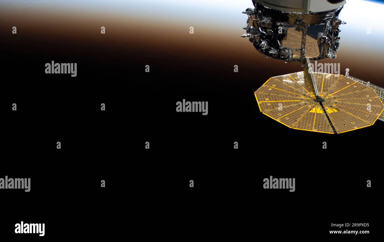 Die UltraFlex-Solarzelle auf der Northrop Grumman Cygnus-Raumsonde ist auf der Umlaufbahn der ISS 258 Meilen über dem Atlantischen Ozean nahe Afrika abgebildet. Stockfoto