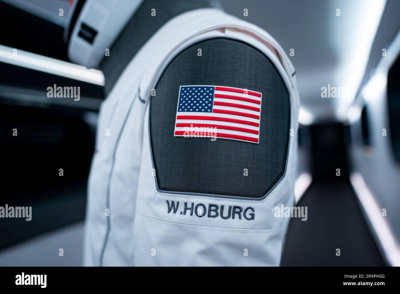 SpaceX Crew-6 Probe trockenes Kleid. NASA SpaceX Crew-6-Astronaut und Pilot Warren „Woody“ Hoburg, steht im Zugangsarm der Besatzung, der zum SpaceX Dragon-Raumschiff Endeavour führt, während einer Countdown-Generalprobe im Kennedy Space Center der NASA in Florida am 23. Februar 2023. Hoburg, zusammen mit dem NASA-Astronauten Stephen Bowen, Raumschiffsführer, Sultan Alneyadi, Astronaut und Missionsspezialist der Vereinigten Arabischen Emirate, und Andrej Fedyaev, Kosmonaut und Missionsspezialist von Roscosmos, werden auf einem SpaceX Falcon 9 zur Internationalen Raumstation an Bord der Crew Dragon Endeavour starten. Der Start ist Stockfoto