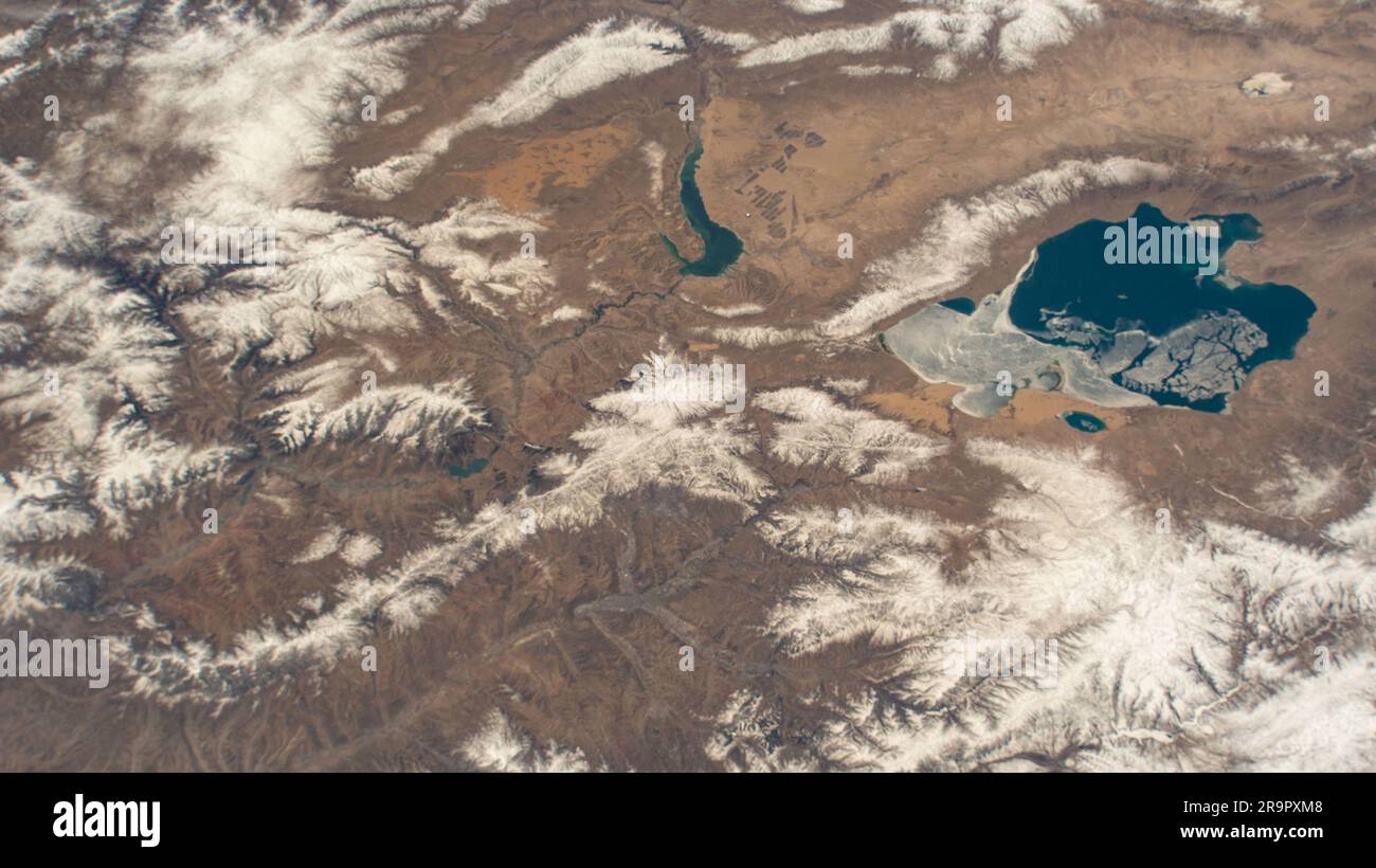 Die ISS nahm am 6. April 2023 den Qinghai Lake und das Longyang Gorge Reservoir in Südchina aus 263 Meilen über der Erde mit einer externen HD-Kamera ein. Stockfoto
