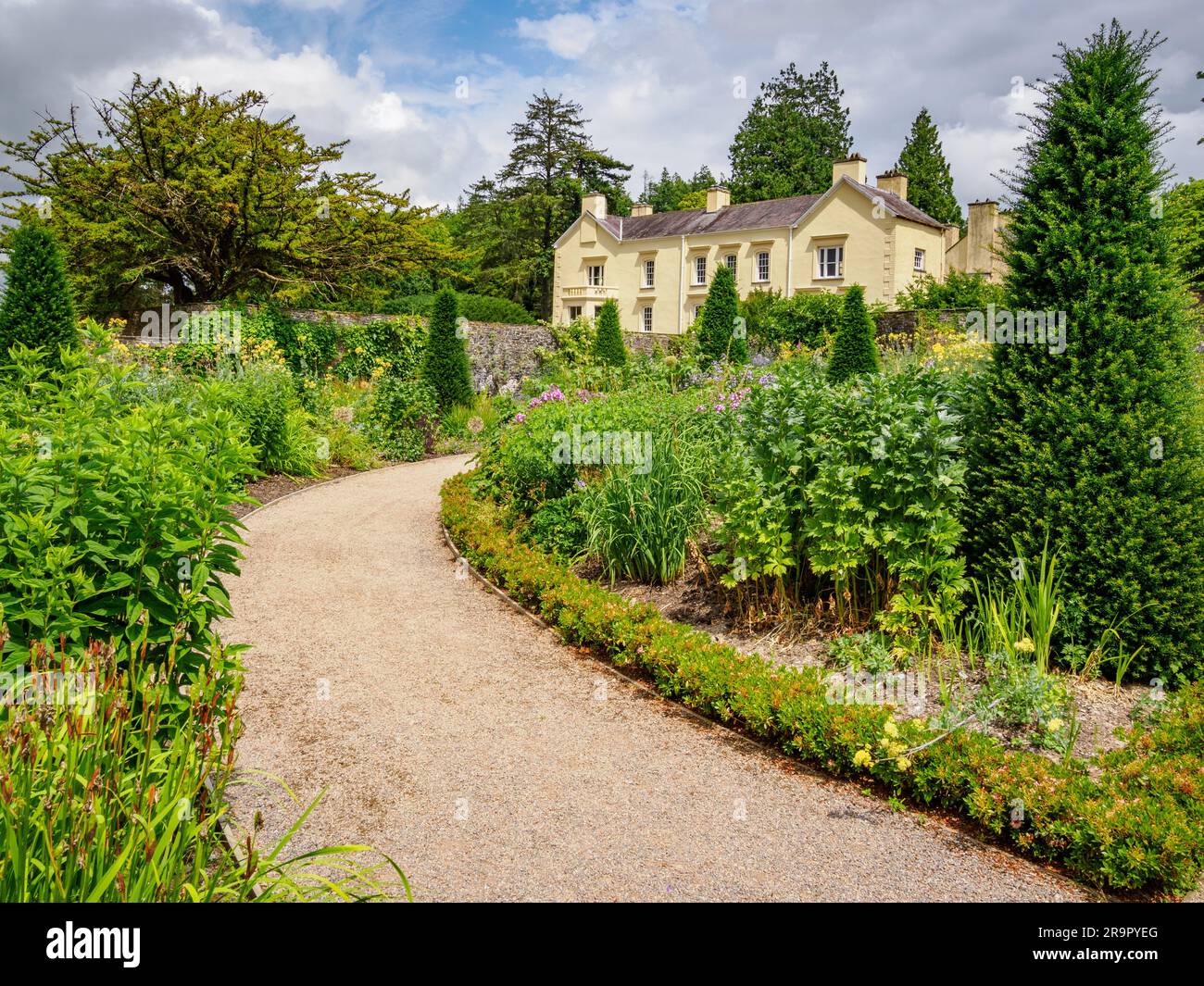 Herrenhaus und krautige Grenzen in den Aberglasney Gardens in South Wales UK Stockfoto