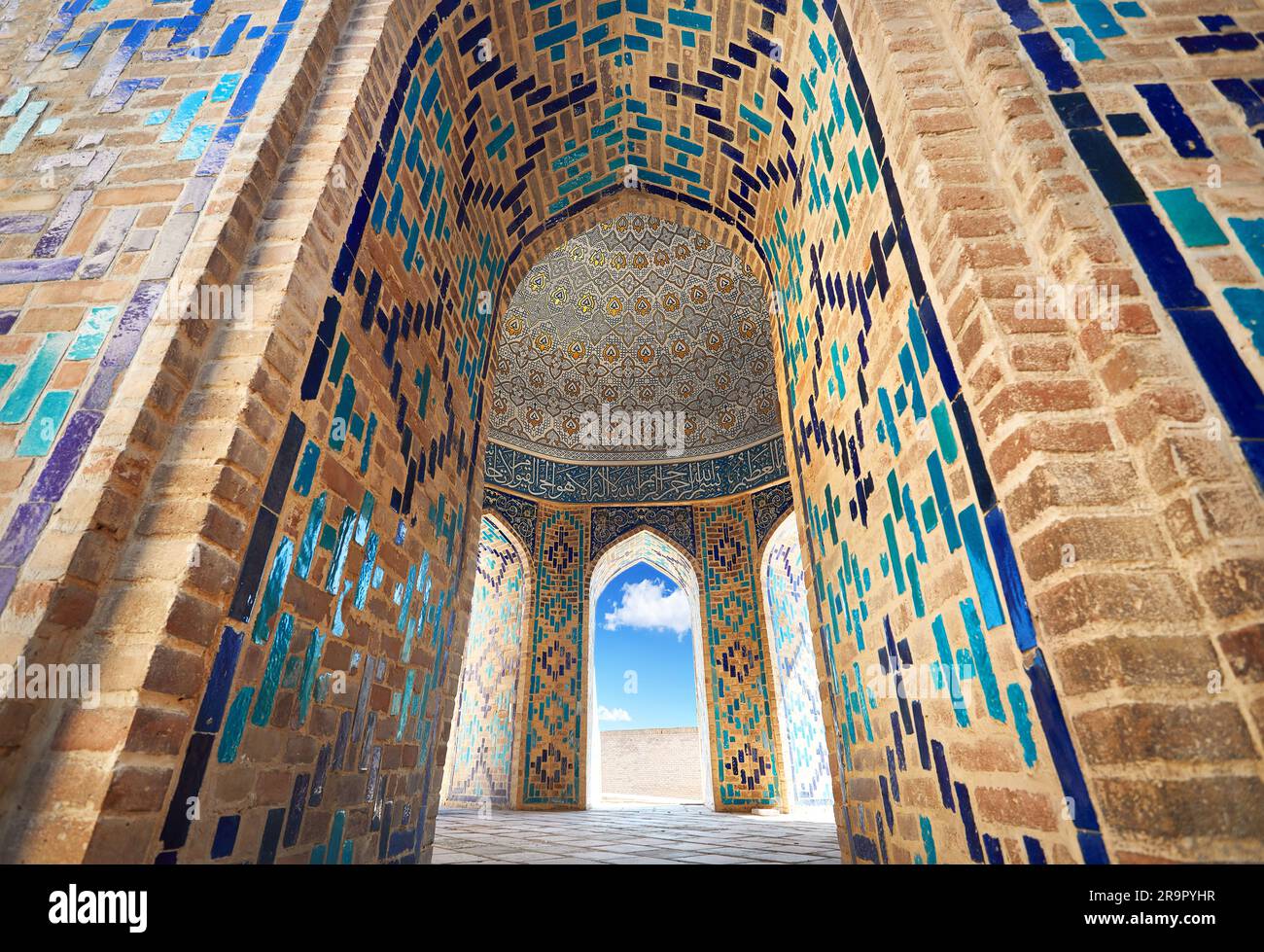 Wunderschöner Eingang zum historischen Friedhof Shahi Zinda mit fein dekorierten blauen und türkisfarbenen Steinmosaiken in Samarkand, Uzbeki Stockfoto