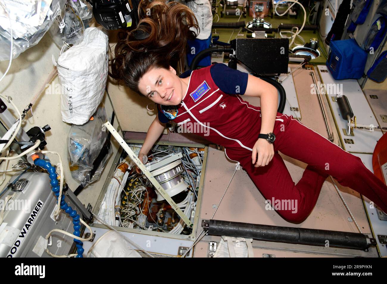 . Iss068e045306 (2. Februar 2023) - Roscosmos Cosmonaut und Expedition 68 Flugingenieurin Anna Kikina arbeitet an der vorbeugenden Wartung im Belüftungssubsystem des Zvezda-Servicemoduls an Bord der Internationalen Raumstation. Stockfoto