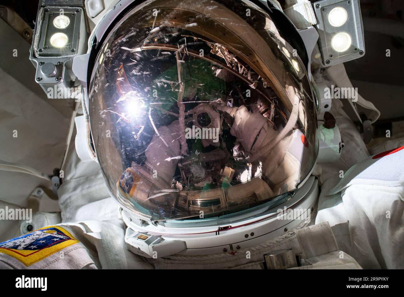 JAXA-Astronaut Koichi Wakata nahm am 2. Februar 2023 ein Weltraumselfie während eines sechsstündigen, 41-minütigen ISS-Raumwanderns auf und installierte ein Modifikationskit auf dem Steuerbordtrakt mit der NASA-Astronautin Nicole Mann für die nächste Rollout-Solaranlage. Stockfoto