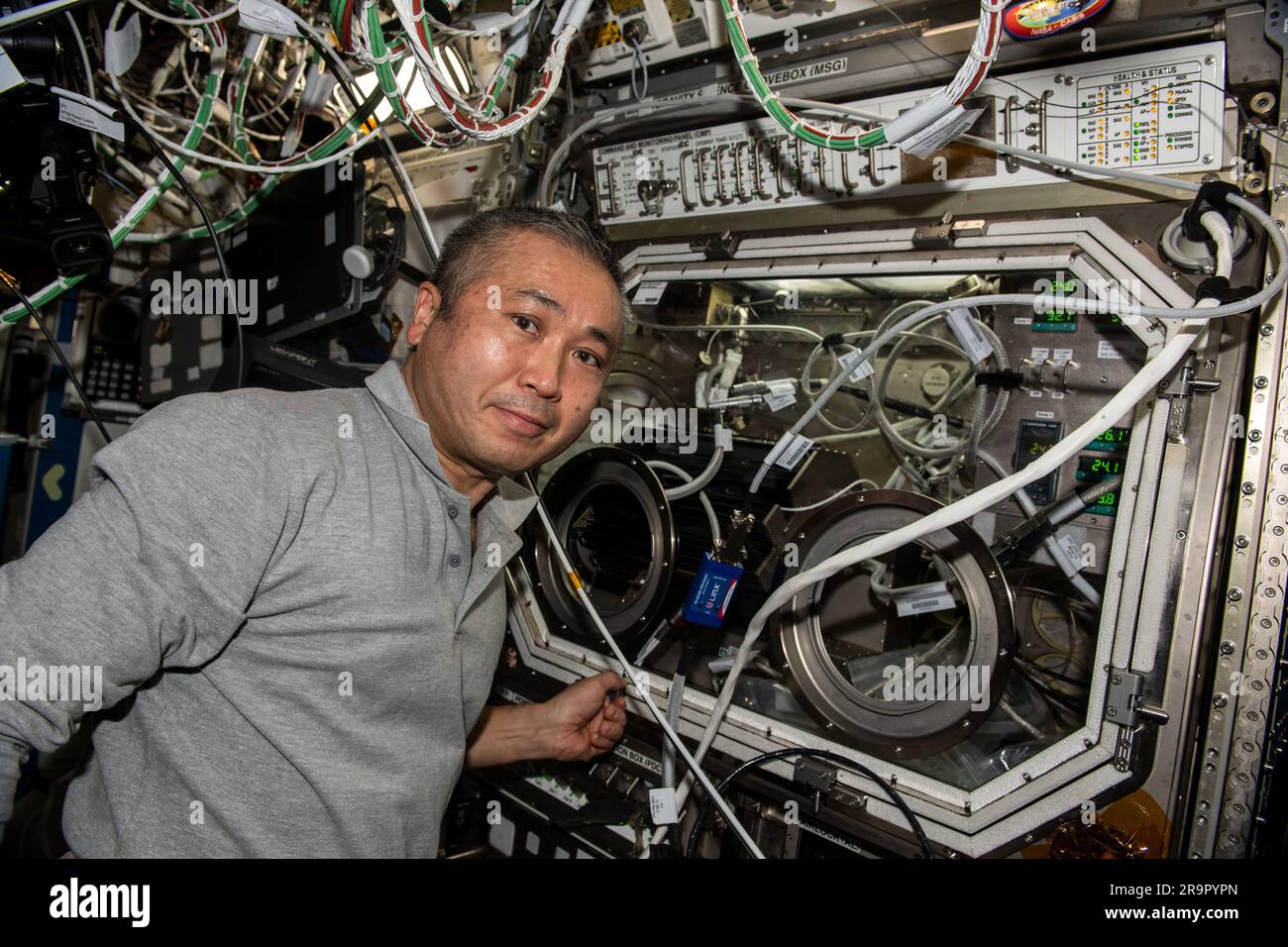 . Iss068e029939 (15. Dezember 2022) - Expedition 68 Flight Engineer Koichi Wakata von der Japan Aerospace Exploration Agency (JAXA) führt Forschungsarbeiten innerhalb der Microgravity Science Glovebox (MSG) des Labormoduls Destiny durch. Wakata tauschte Proben im MSG für ein Experiment der Raumphysik, das ein passives Kühlsystem für elektronische Geräte in Mikroschwerkraft demonstrierte. Stockfoto