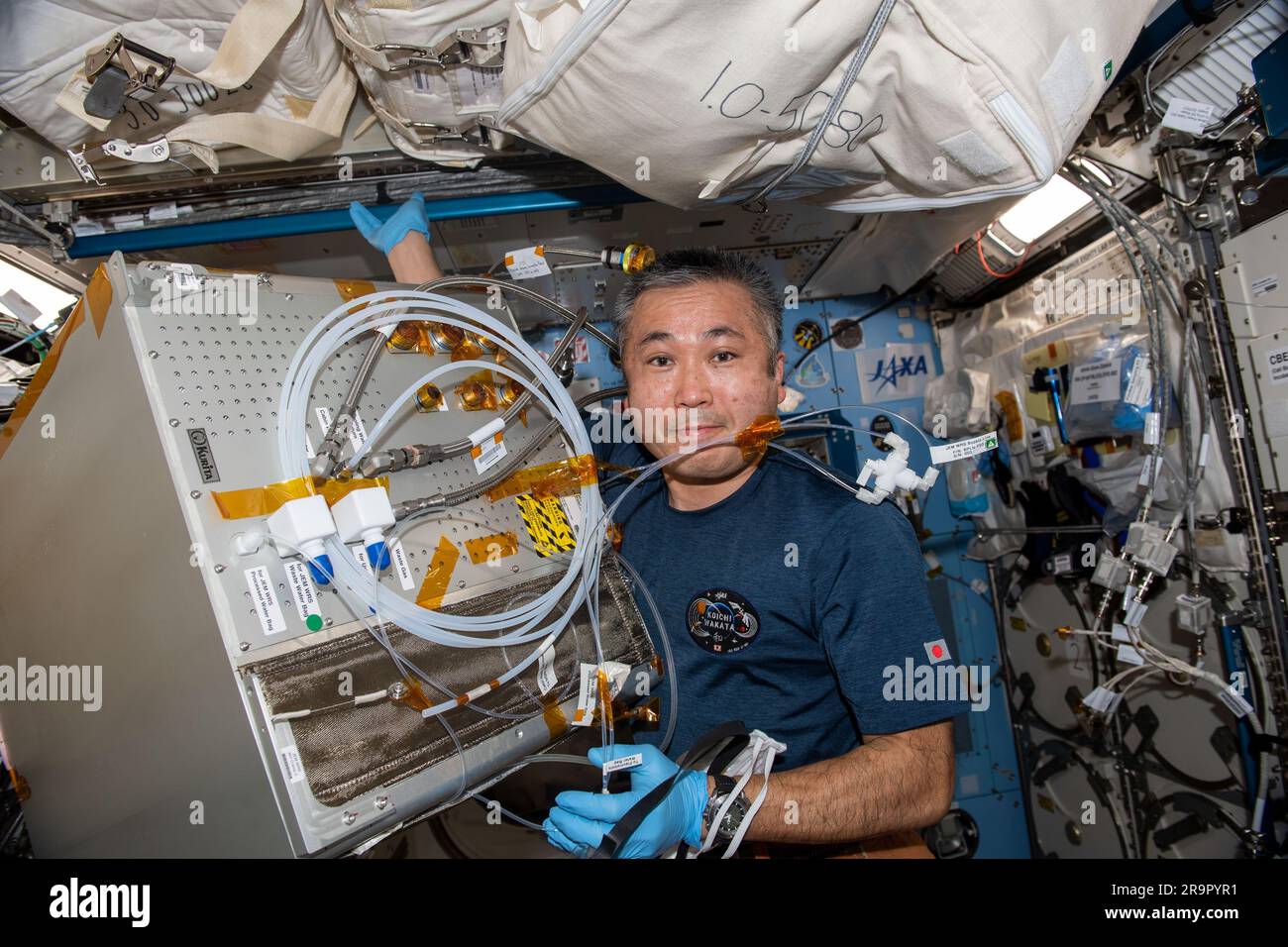 Expedition 68 Flugingenieur Koichi Wakata von JAXA arbeitet am 8. Dezember 2022 an Komponenten des Wasserrückgewinnungssystems im Kibo-Labormodul der Internationalen Raumstation. Stockfoto