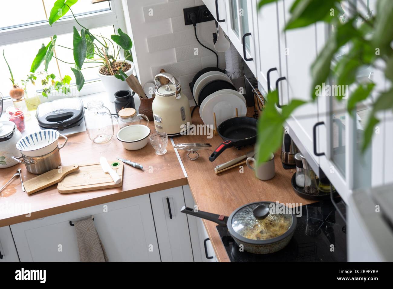 Ein Chaos in der Küche, schmutziges Geschirr auf dem Tisch, verstreute Dinge, unhygienische Bedingungen. Die Küche ist unordentlich, das Alltagsleben Stockfoto