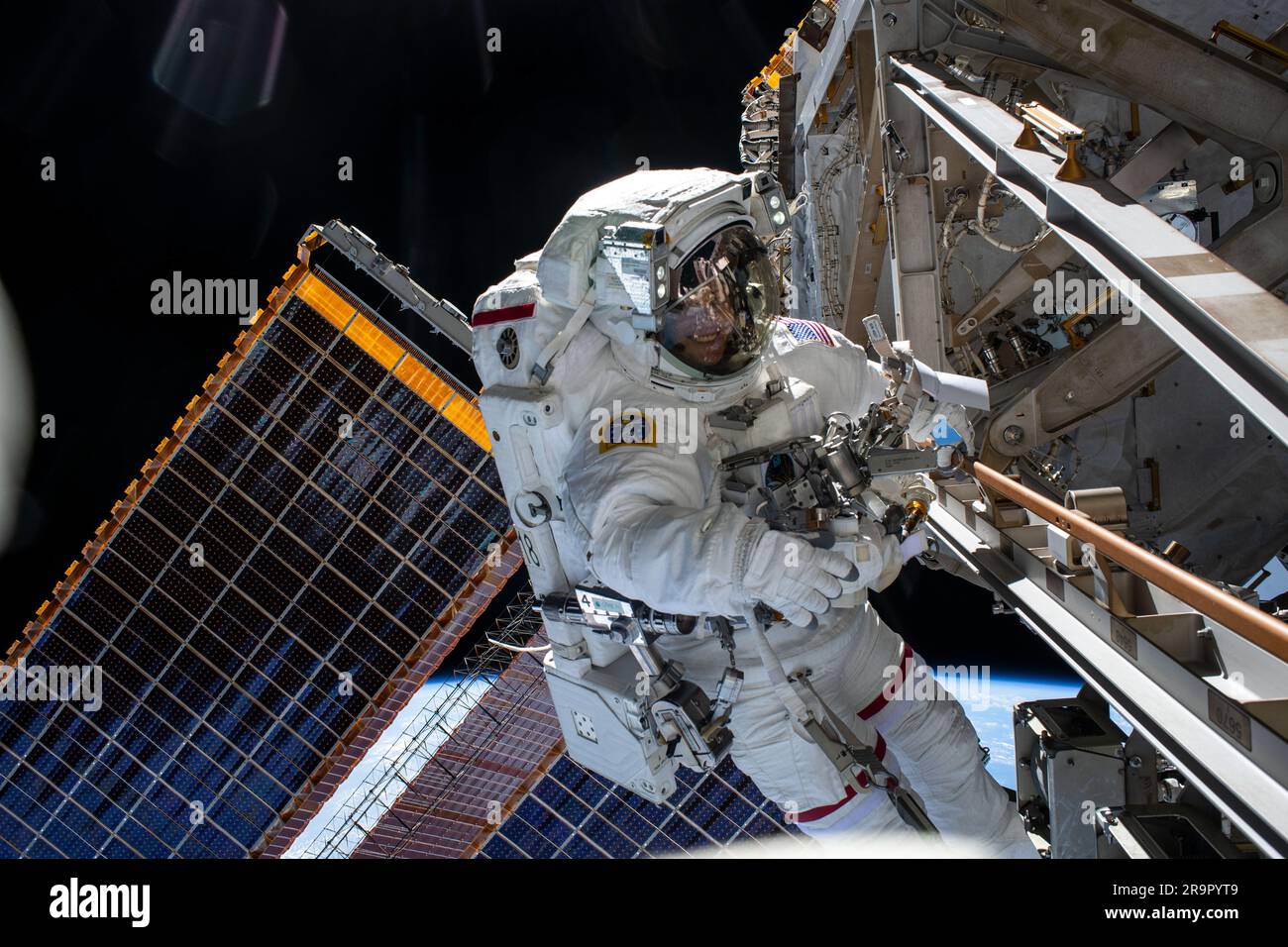 NASA-Astronautin Nicole Mann führte am 2. Februar 2023 einen Raumausflug an Bord der ISS in ihrer Extravehicle Mobility Unit durch und installierte ein Modifikationskit auf dem Steuerbordtrakt mit dem JAXA-Astronauten Koichi Wakata, um sich auf den nächsten Rollout-Solararray vorzubereiten. Stockfoto