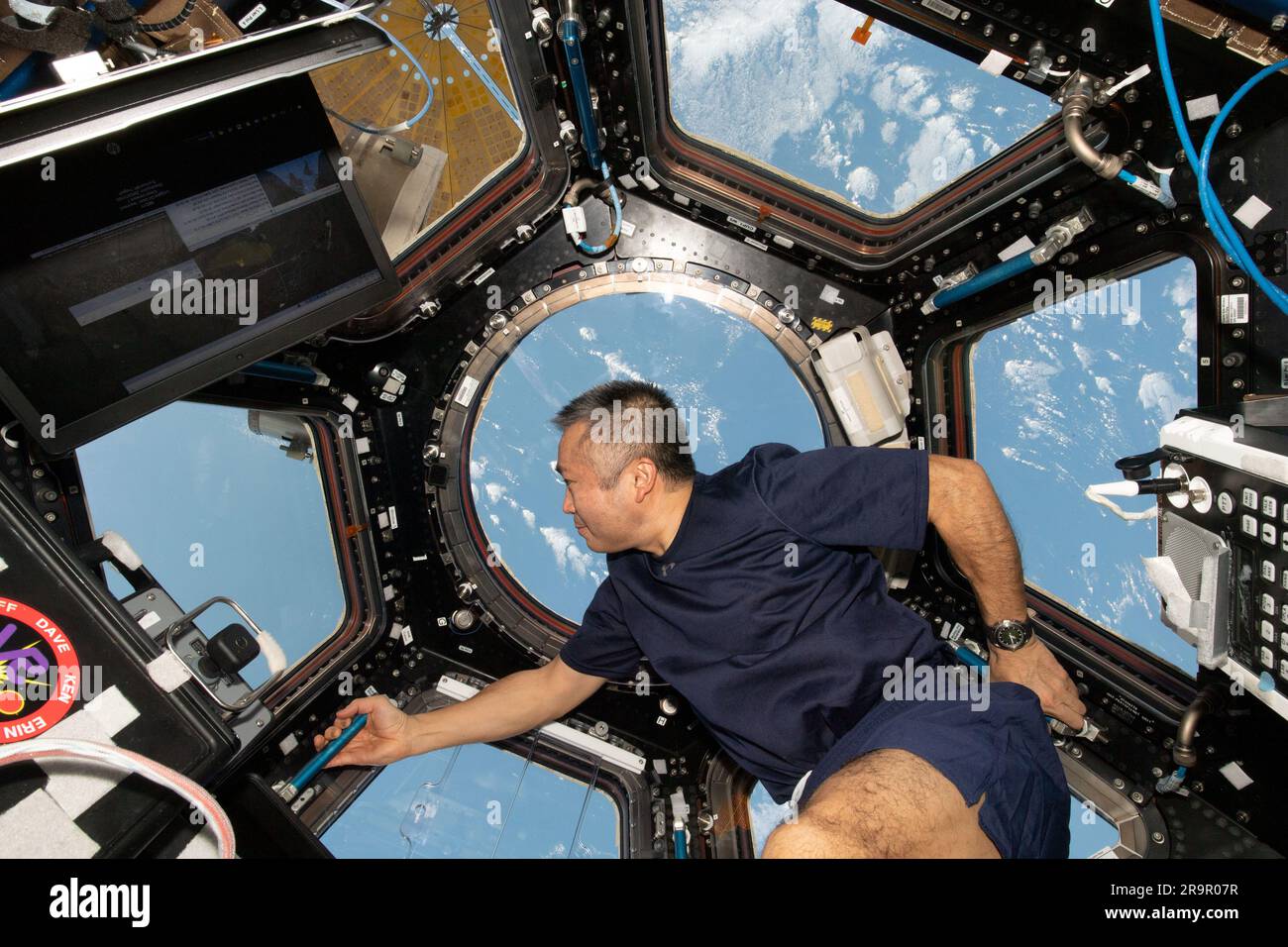 Der Flugingenieur Koichi Wakata von JAXA beobachtete am 11. Dezember 2022 die Erde von der ISS-Kuppel aus, während er 261 Meilen über dem Pazifik nahe Peru umkreiste 68. Stockfoto