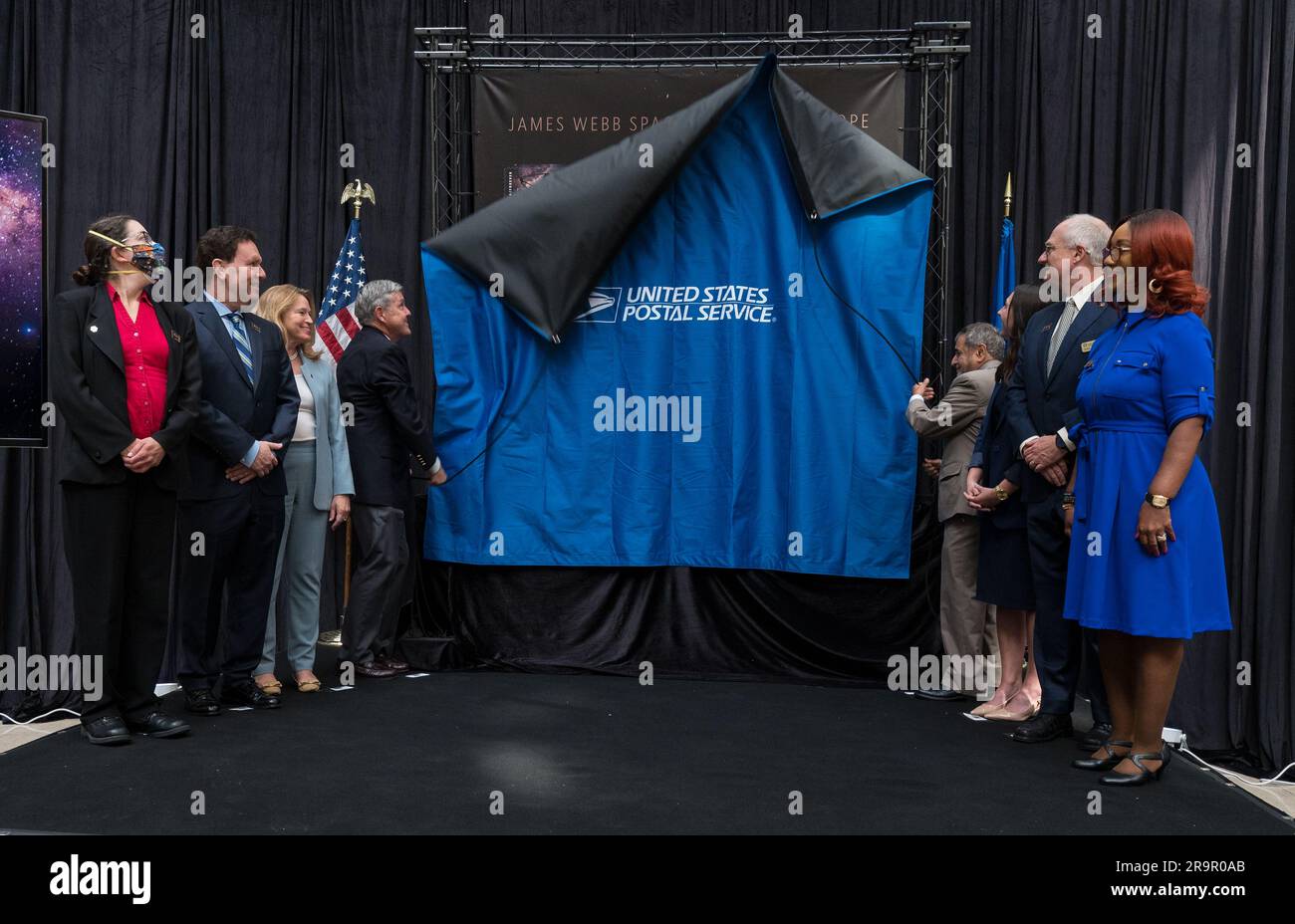 NASA Goddard Webb Deputy Project Scientist Erin Smith, Webb Optical Telescope Element Manager Lee Feinberg, Smithsonian Untersekretärin Ellen Stofan, NASA Associate Administrator Bob Cabana, USPS Vice Chairman Anton Hajjar, NASA Public Affairs Specialist Alice Fisher, National Postal Museum Deputy Director Toby Mensforth und Lisa Whitehead haben am 8. September 2022 im National Postsonian Museum die USPS-Briefmarke für JWST vorgestellt. Der Stempel zeigt eine Illustration von JWST und feiert seine Mission, das Sonnensystem und das Universum zu studieren. Stockfoto
