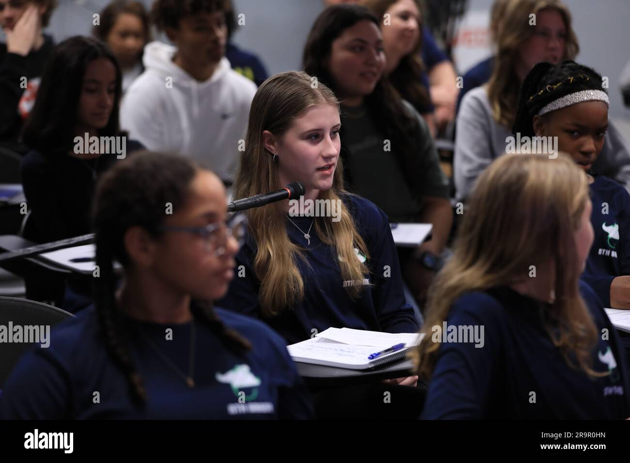 Schüler der St. Cloud High School und der Storm Grove Middle School nahmen am 19. Januar 2023 im Kennedy Space Center der NASA an einem Artemis I-Schülerbriefing teil, das Teil des NextGen-MINT-Projekts war. Die Schüler konnten landesweit telefonisch Fragen zur Artemis I-Mission und zur Erforschung des menschlichen Weltraums stellen. Stockfoto