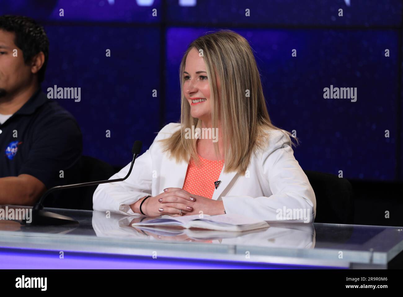 Artemis I Briefing für Schüler. Space Launch Delta 45 Weather Officer Melody Lovin nimmt am 19. Januar 2023 an einem Mediennachrichten der Schüler Artemis I im John Holliman Auditorium des News Center im Kennedy Space Center der NASA in Florida Teil. Im Rahmen des NextGen STEM-Projekts der NASA sind Studenten aus Florida's St. Die Cloud High School und die Storm Grove Middle School in Vero Beach nahmen während des Briefing persönlich Teil, während Schüler der Mittel- und Oberstufe im ganzen Land die Möglichkeit hatten, Fragen des Panels per Telefon zu stellen, um über die Mission von Artemis I und die Zukunft des Summs der Agentur zu diskutieren Stockfoto