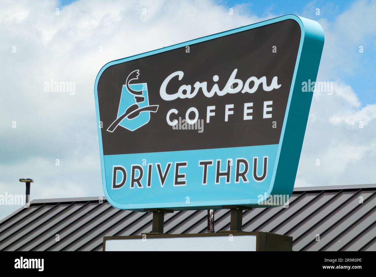 WORTHINGTON, MN, USA - 24. JUNI 2023: Außenschild und Markenlogo von Caribou Coffee. Stockfoto