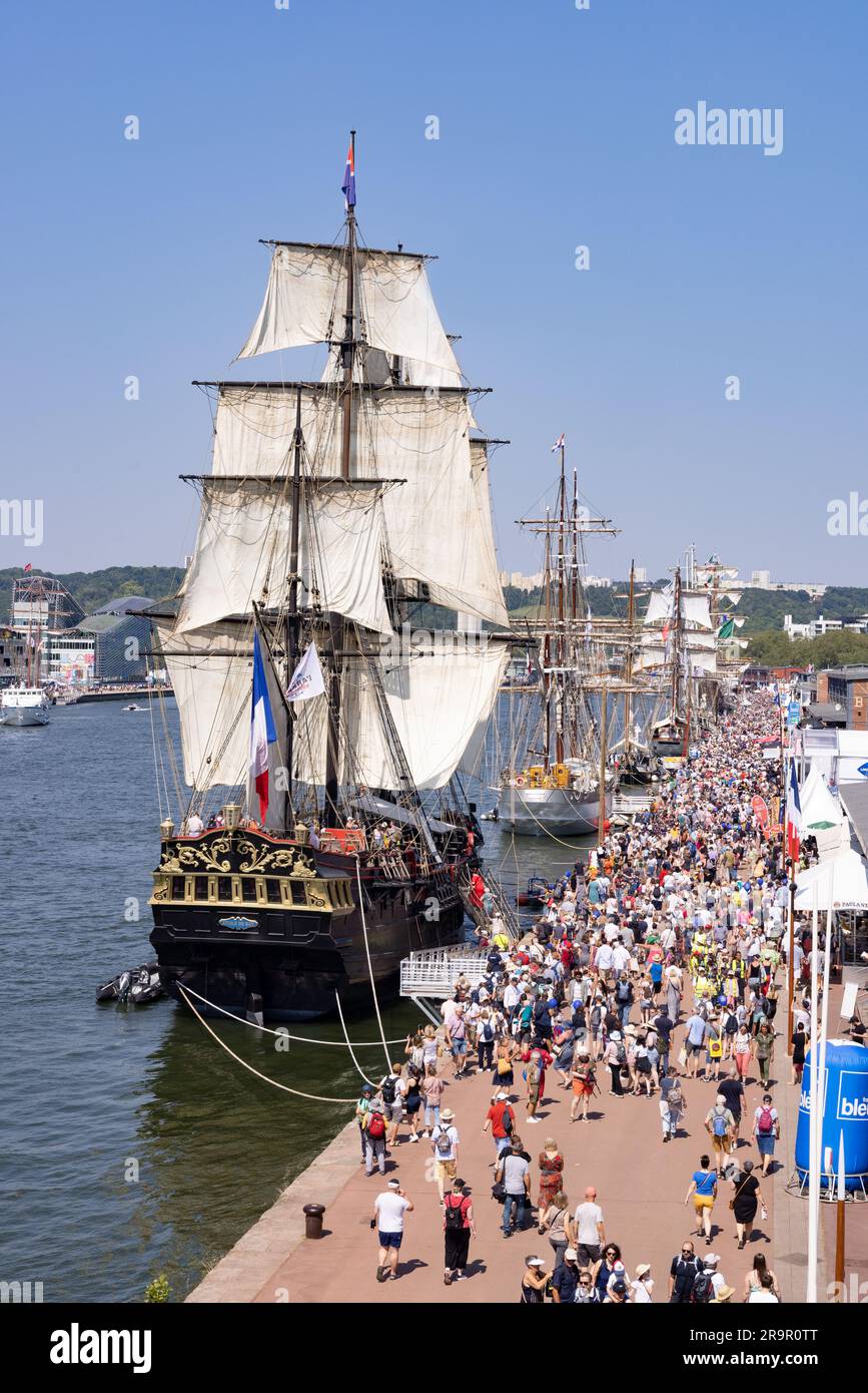 Rouen Armada 2023 - Menschen am Kai, Hafen von Rouen, um die Großsegler auf der seine zu sehen, 4-jährliches maritimes Festival; Rouen Normandie Frankreich Stockfoto