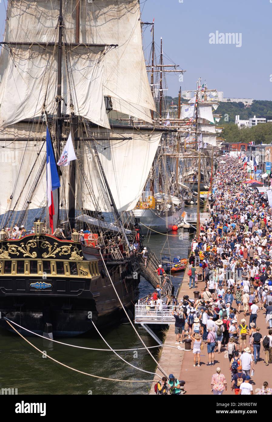 Armada Rouen 2023; Menschenmassen und Oldtimer-Schiffe auf dem 4. Jährlichen Tall Ships Festival an der seine, Hafen von Rouen, Normandie von Rouen, Frankreich Stockfoto