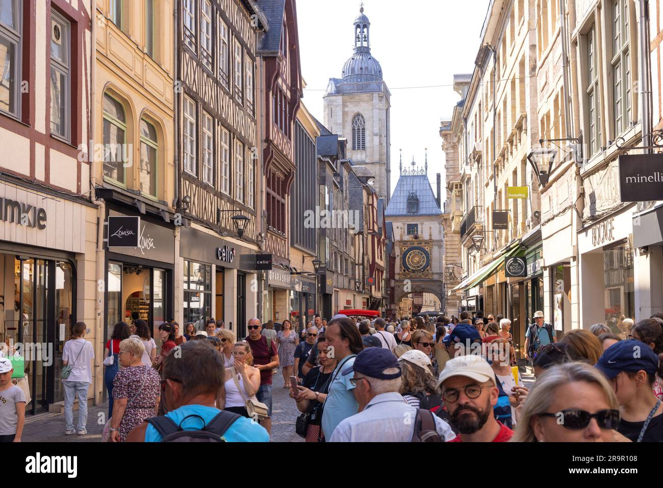 Straßenszene von Rouen; viele franzosen auf der Rue de Gros Horloge (große Uhr); Rouen, seine-Maritime, Normandie Frankreich Europa Stockfoto