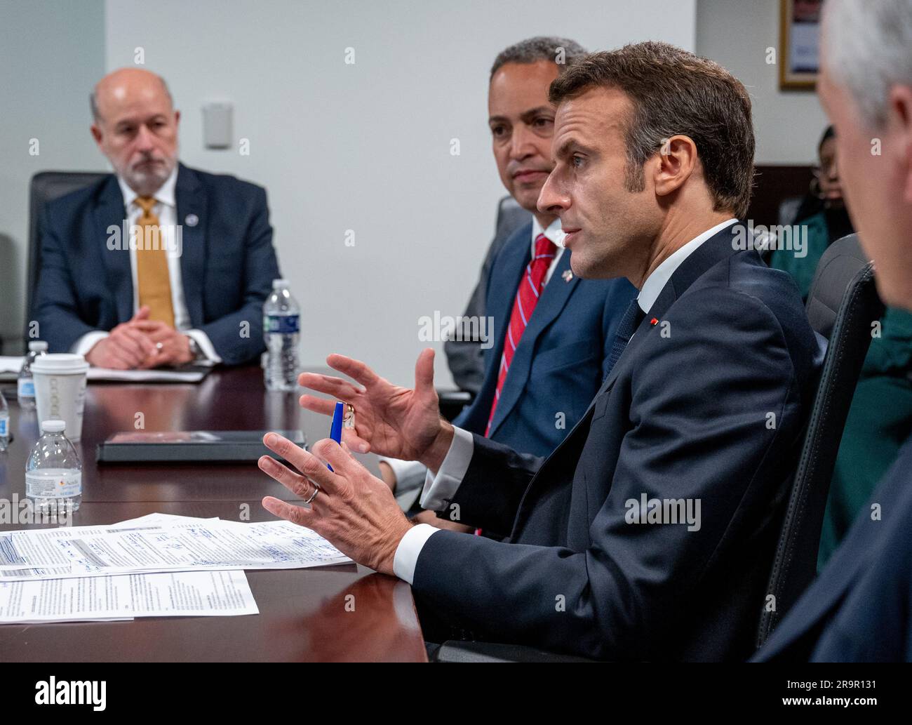 Vizepräsidentin Kamala Harris und der französische Präsident Emmanuel Macron trafen sich am 30. November 2022 mit dem NASA-Administrator Bill Nelson im Hauptquartier der Mary W. Jackson NASA in Washington, um die Zusammenarbeit zwischen den USA und Frankreich im Weltraum zu diskutieren. Stockfoto