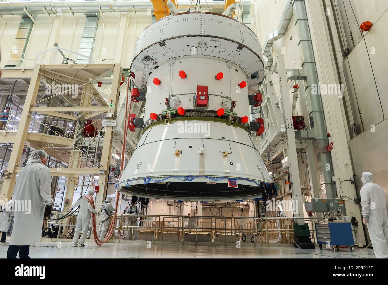 Das europäische Servicemodul für Artemis II kommt in der SCHNELLZELLE des Kennedy Space Centers zum Abschlusstest an, bevor es in das Orion-Crew-Modul integriert wird. Stockfoto
