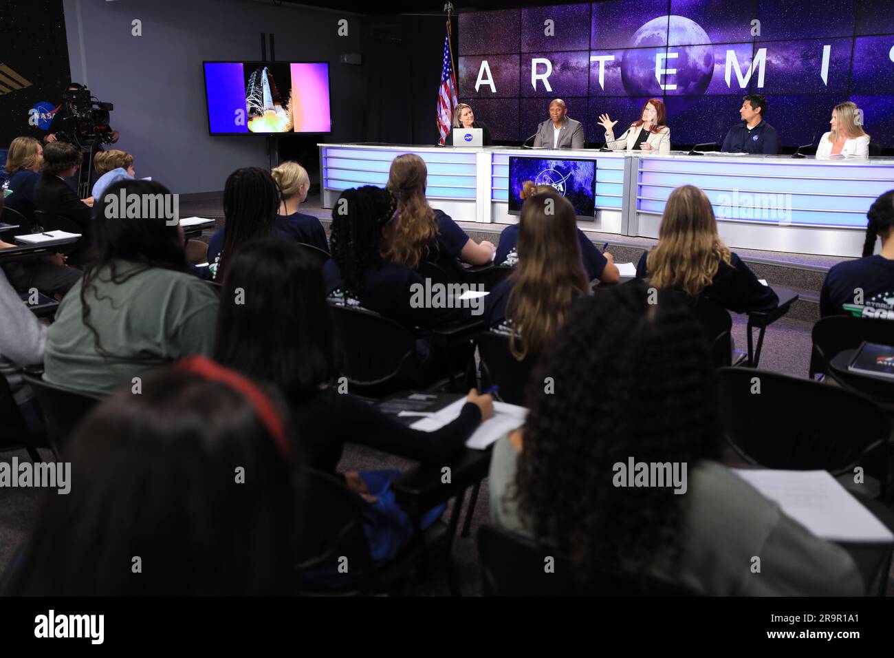 Artemis I Briefing für Schüler. Von links: Leah Martin, stellvertretender Direktor des Kennedy Space Center Kelvin Manning, Leiter des Artemis Launch Director Charlie Blackwell-Thompson, Leiter des Resident Management Office Manager des Space Launch System Elkin Norena, Und Space Launch Delta 45 Wetteroffizier Melody Lovin nehmen am 19. Januar 2023 an einem Artemis I Schüler-Medienbriefing im John Holliman Auditorium des Nachrichtenzentrums am Florida-Raumhafen Teil. Im Rahmen des NextGen STEM-Projekts der NASA sind Studenten aus Florida's St. Cloud High School und Storm Grove Middle School in Vero Beach nahmen an per Teil Stockfoto