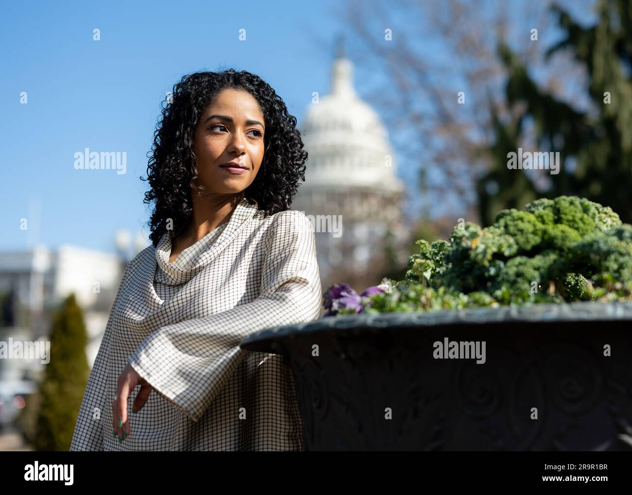 Tahira Allen, NASA-Moderatorin, beschreibt ihre Erfahrungen während Live-Übertragungen und vergleicht sie mit einer Aufführung auf einer Weltbühne und hebt Emotionen von Spannung, Stolz und Nervosität hervor, während sie vor einem großen Publikum präsentiert. Stockfoto