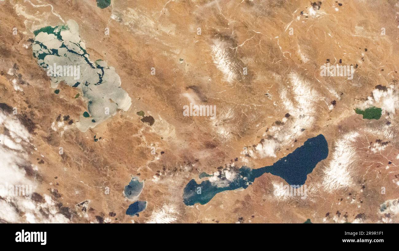 Salzseen in Südchina in der Nähe des Himalaya werden von der Internationalen Raumstation beobachtet, die am 31. März 2023 261 Meilen über der Erde umkreist, mit einer externen High-Definition-Kamera. Stockfoto