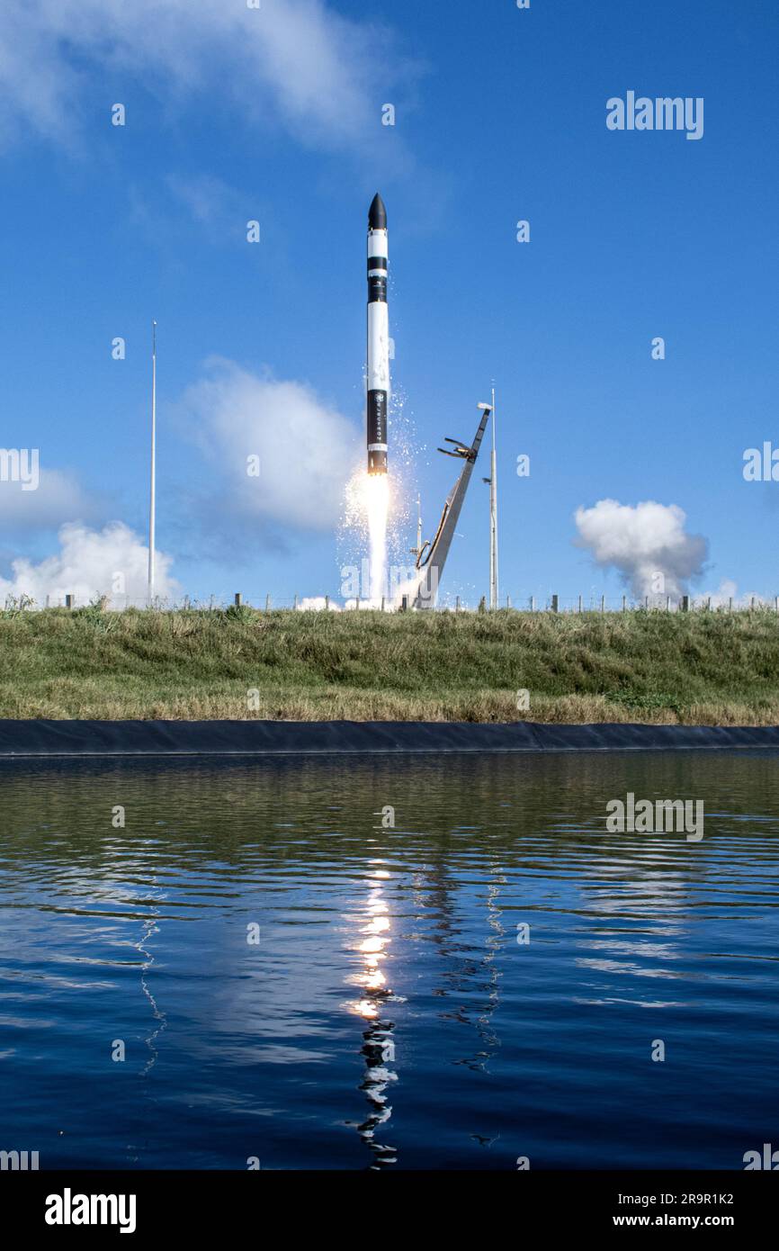 TROPEN-Raketenabschuss. Eine Rakete von Rocket Lab Electron hebt ab vom Startkomplex 1, Pad B, in Māhia, Neuseeland, am 8. Mai um 1 Uhr Neuseeland Time (7. Mai um 9 Uhr EDT) mit zwei NASA-CubeSats, die zur Untersuchung tropischer Wirbelstürme, einschließlich Hurrikanen und Taifunen, entwickelt wurden. Die zeitaufgelösten Beobachtungen der NASA zur Niederschlagsstruktur und Sturmintensität mit einer Konstellation von Smallsats (TROPEN) CubeSats liefern Daten über Temperatur, Niederschlag, Wasserdampf und Wolken durch Messung der Mikrowellenfrequenzen und liefern so Einblicke in die Sturmbildung und -Intensivierung. Stockfoto