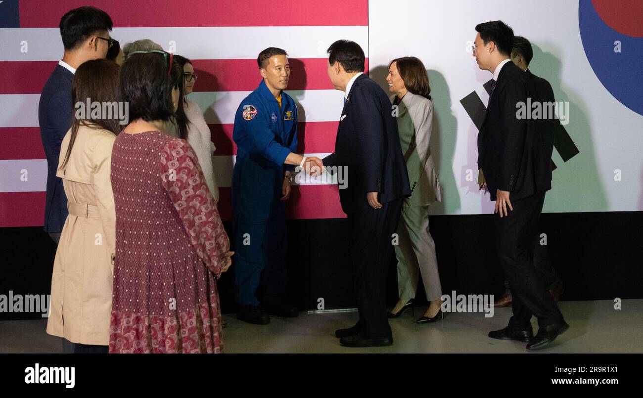 Vizepräsident Harris und Präsident Yoon bei der GSFC. Der NASA-Astronaut Jonny Kim schüttelt sich mit dem Präsidenten Yoon Suk Yeol der Republik Korea die Hand, während er und Vizepräsident Kamala Harris bei einer Führung durch das Goddard Space Flight Center der NASA am Dienstag, den 25. April 2023 in Greenbelt mit koreanisch-amerikanischen Wissenschaftlern zusammentreffen. Md Stockfoto