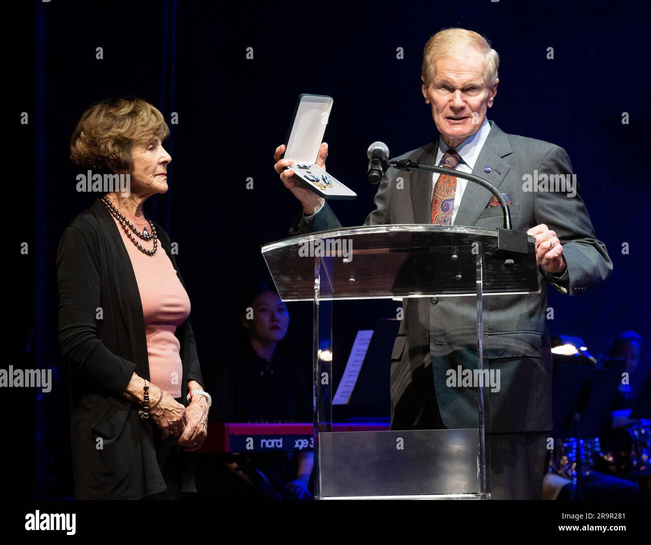 Beim Konzert „Our Blue Planet“ am 5. April 2023 im Kennedy Center überreicht NASA-Administrator Bill Nelson Jeannie Schulz eine NASA-Medaille für außergewöhnliche Leistungen. Snoopy war der Schwerelosigkeit-Indikator für Artemis I, um Kinder in die Raumfahrtmissionen der NASA einzubinden. Stockfoto