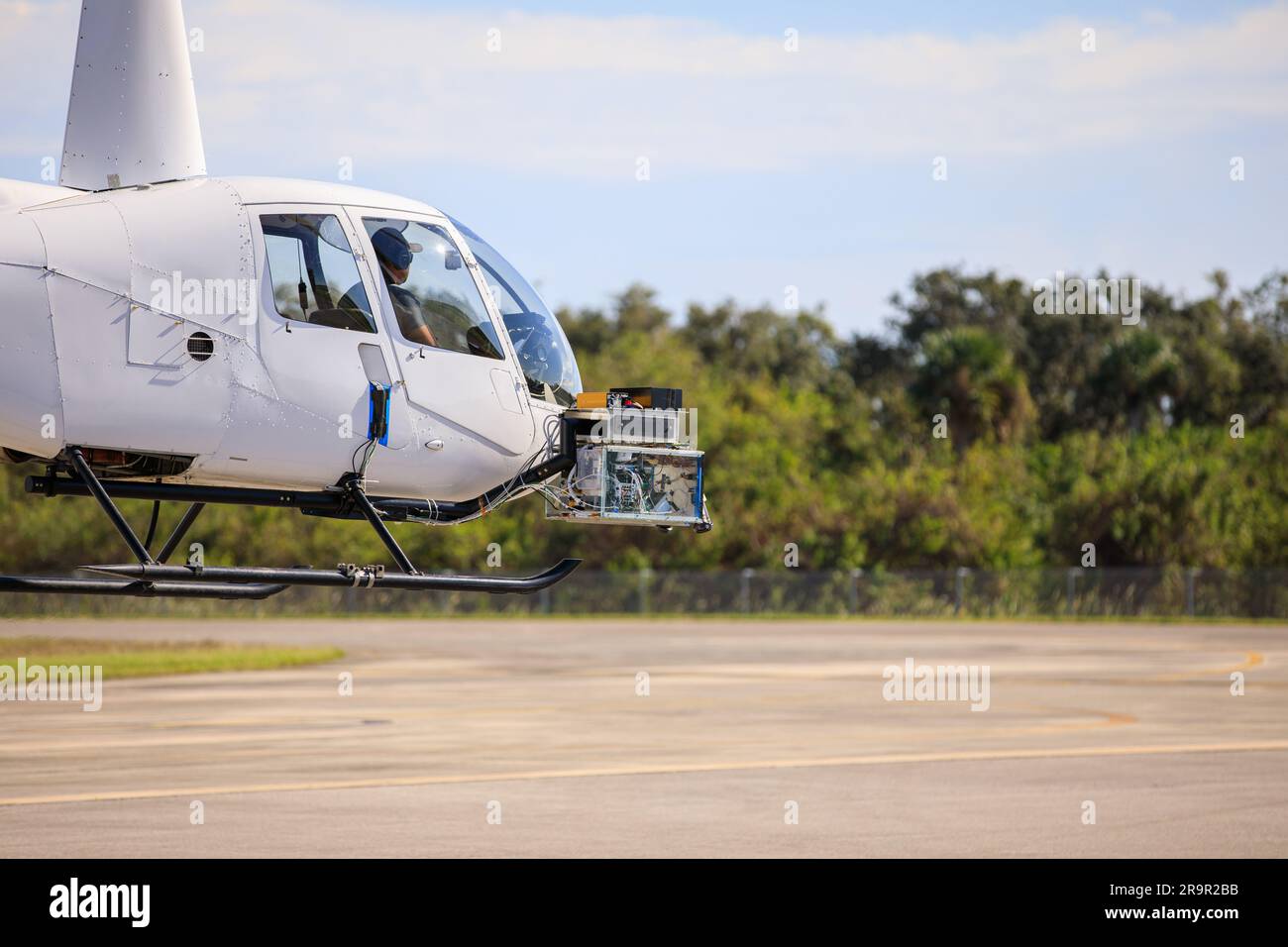 Intuitive Maschinen CLPS-Tests. Am 18. November 2022 werden im Kennedy Space Center der NASA in Florida Tests der Sensoren der Navigationskapsel für die intuitive Nova-C-Mondlander von Maschinen durchgeführt. Der Test umfasste das Fliegen der Sensoren über eine simulierte Mondoberfläche in der Start- und Landeanlage mit einem privaten Hubschrauber. Intuitive Machines sollen 2023 zwei Missionen auf dem Mond starten – eine davon wird das Massenspektrometer der NASA zur Beobachtung von Mondoperationen (MSolo) tragen, mit dem die chemische Zusammensetzung von Landeplätzen auf dem Mond analysiert und Wasser auf der Mondoberfläche untersucht werden kann. Stockfoto