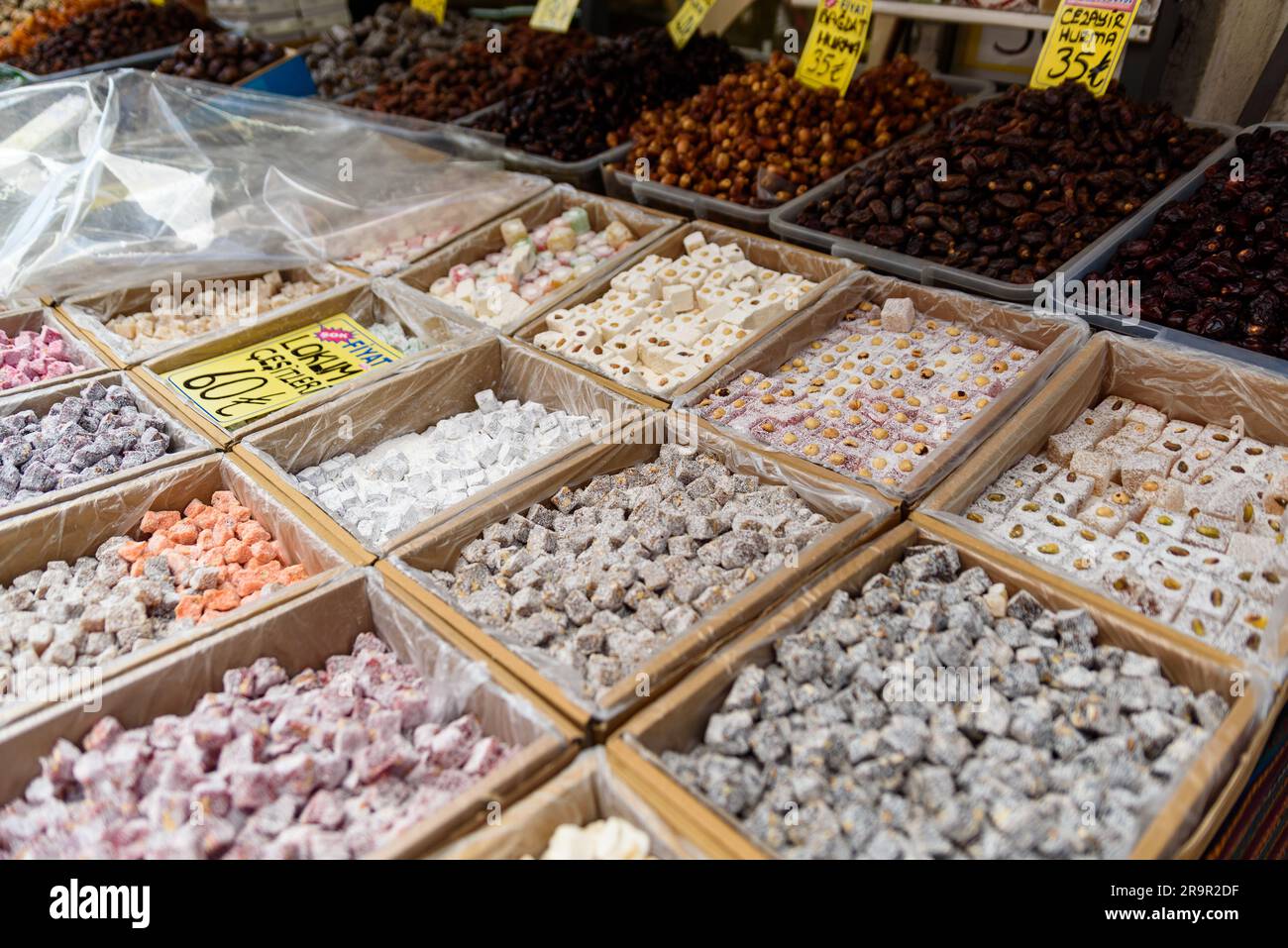 Istanbul - Türkei - 20. Mai 2023: Traditionelle türkische Süßigkeiten werden in einem Basar in der Straße gesehen Stockfoto
