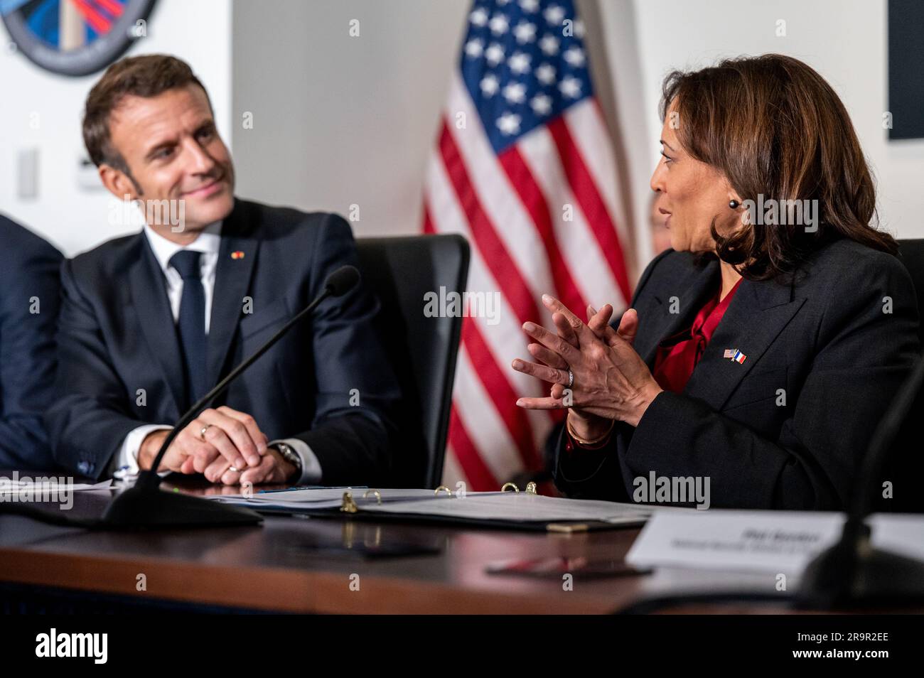 Vizepräsidentin Kamala Harris, der französische Präsident Emmanuel Macron und der NASA-Administrator Bill Nelson trafen sich am 30. November 2022 im NASA-Hauptquartier, um ein Informationsgespräch über die Erdwissenschaften zu veranstalten und die Zusammenarbeit zwischen den Vereinigten Staaten und Frankreich bei Weltraumaktivitäten hervorzuheben. Stockfoto