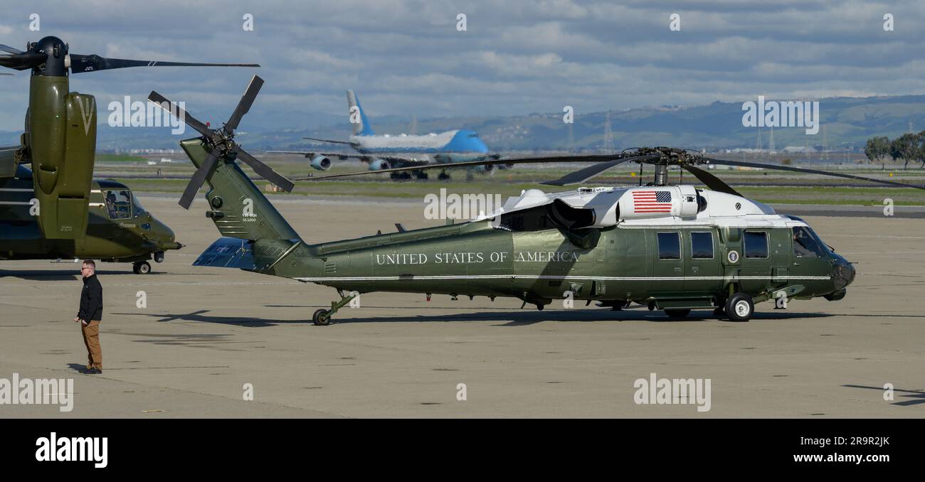 Präsident Joe Biden traf am 19. Januar 2023 an Bord der Air Force One auf dem Moffett Federal Airfield ein, wo David Korsmeyer, Anna Eshoo, Alex Padilla und Gavin Newsom begrüßt wurden. Er ging an Bord der Marine One, um Überschwemmungen und Sturmschäden entlang der kalifornischen Zentralküste zu untersuchen. Stockfoto