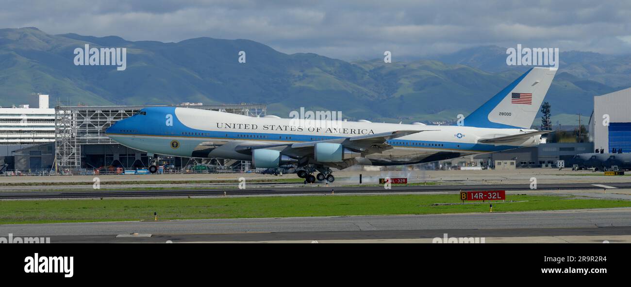 USA Präsident Joe Biden kommt an Bord der Air Force One am Moffett Federal Airfield an. Biden wurde von David Korsmeyer, dem stellvertretenden Leiter des Zentrums, der Kongressabgeordneten Anna Eshoo, Senator Alex Padilla und dem kalifornischen Gouverneur Gavin Newsom begrüßt, bevor er in den Marine One Hubschrauber einstieg, um die Folgen von Überschwemmungen und anderen Sturmfolgen entlang der zentralen Küste Kaliforniens zu beobachten. Stockfoto