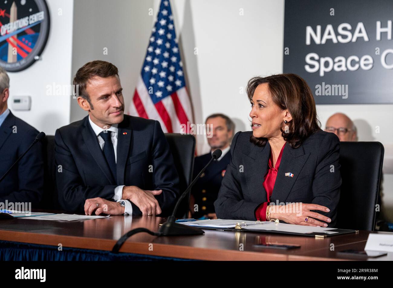 Vizepräsidentin Kamala Harris und der französische Präsident Emmanuel Macron trafen sich am 30. November 2022 im NASA-Hauptquartier in Washington mit Bill Nelson, um über Erdwissenschaft und die internationale Weltraumzusammenarbeit zwischen den USA und Frankreich zu diskutieren. Stockfoto
