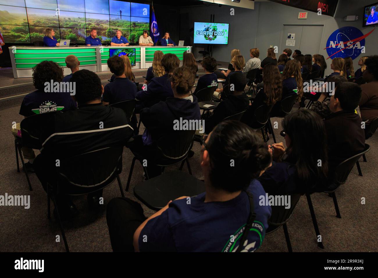 Die Studenten nahmen am 20. April 2023 im Kennedy Space Center, Florida, Teil des NextGen MINT-Projekts und diskutierten, wie Technologie und Wissenschaft mit ökologischer Nachhaltigkeit interagieren. Stockfoto