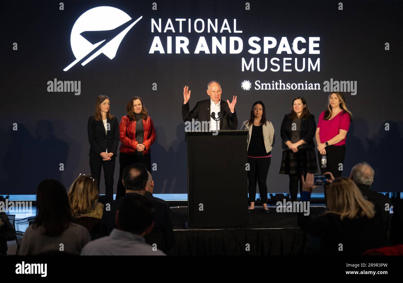 NASA-Beamte, darunter Barry Lefer, Caroline Nowlan, Karen St. Germain und Laura Judd, nahmen an einem Briefing über das TEMPO-Instrument im Smithsonian National Air and Space Museum teil, um seine Fähigkeit zu unterstreichen, die Luftverschmutzung in Nordamerika stündlich von der geostationären Umlaufbahn aus zu messen. Stockfoto