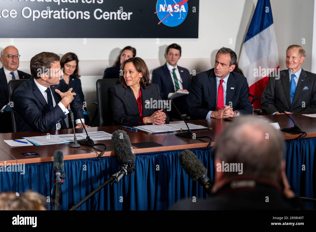 Der französische Präsident Emmanuel Macron hielt am 30. November 2022 im NASA-Hauptquartier eine Rede, bevor er sich mit Vizepräsidentin Kamala Harris und NASA-Administrator Bill Nelson zu einem Briefing über Erdwissenschaften und einer Diskussion über die Weltraumkooperation traf. Stockfoto