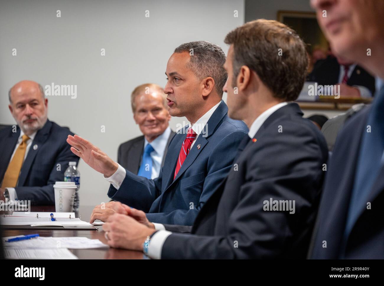 Vizepräsidentin Kamala Harris und der französische Präsident Emmanuel Macron trafen sich am 30. November 2022 mit dem NASA-Administrator Bill Nelson im Hauptquartier der Mary W. Jackson NASA in Washington, um die Zusammenarbeit zwischen den USA und Frankreich im Weltraum zu diskutieren. Stockfoto