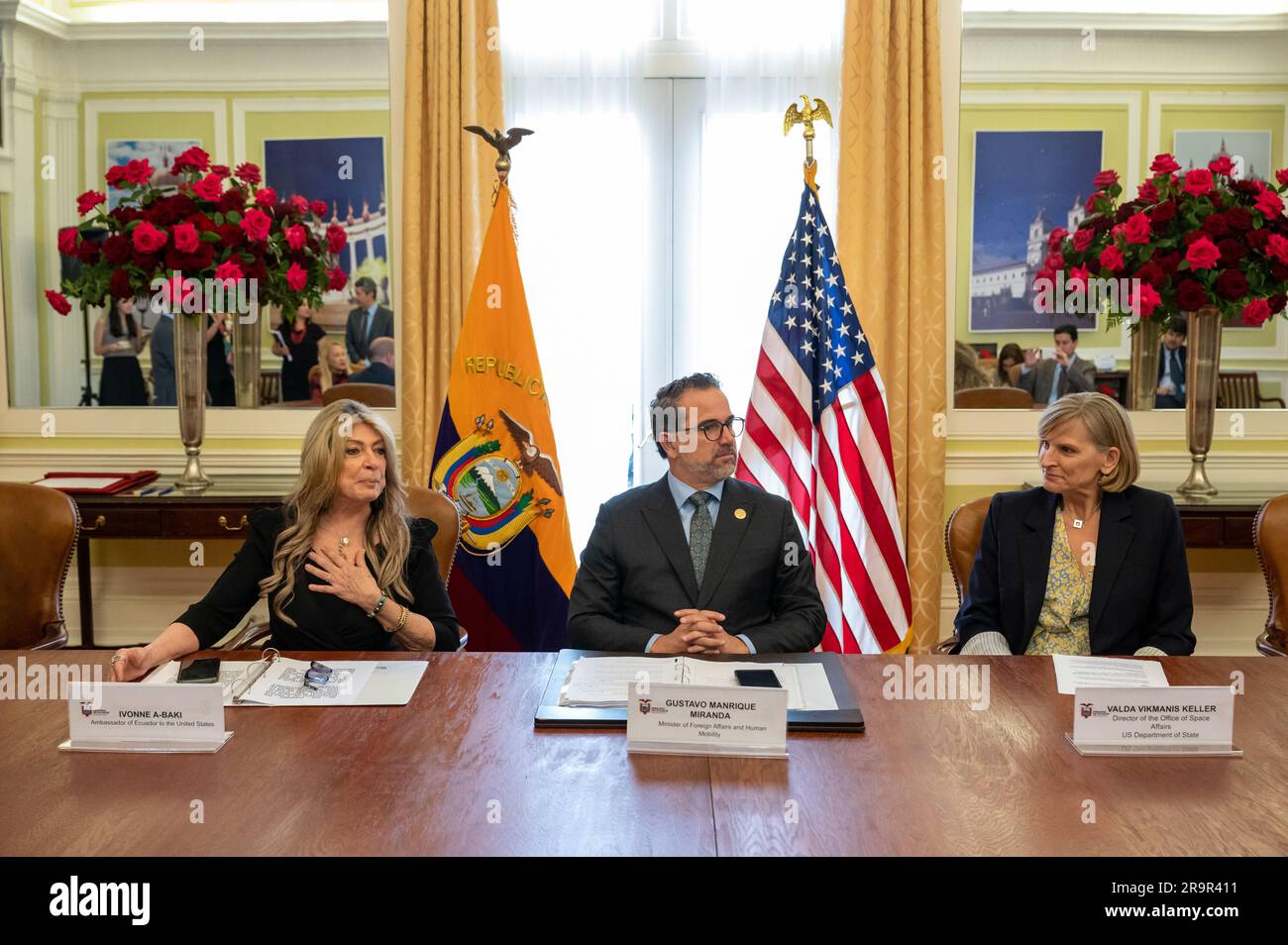 Ivonne A-Baki, Botschafterin Ecuadors in den Vereinigten Staaten, hält während der Unterzeichnung des Artemis-Abkommens in der ecuadorianischen Botschaft in Washington, D.C., eine Rede, die Ecuador zum sechsundzwanzigsten Land macht, das sich dem Abkommen zur Festlegung von Grundsätzen für die internationale Zusammenarbeit im Bereich der Raumfahrt im Rahmen des Artemis-Programms der NASA anschließt. Stockfoto