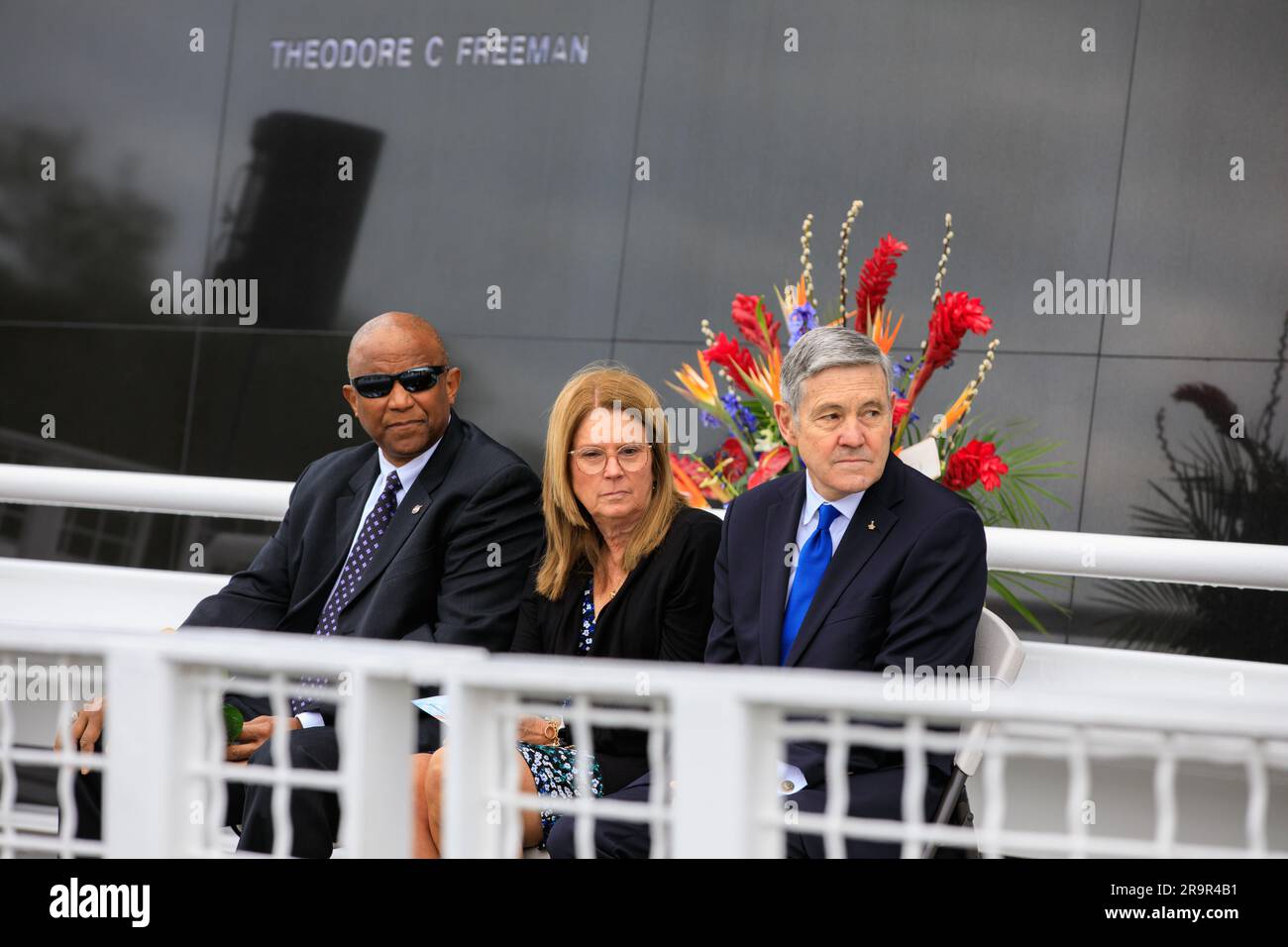 Gedenktag 2023. Von links nehmen Kelvin Manning, stellvertretender Direktor des Kennedy Space Center, Sheryl Chaffee, Vorstandsvorsitzender der Astronauts Memorial Foundation (AMF), und Bob Cabana, stellvertretender Administrator der NASA, am 26. Januar 2023 an der Feier zum Gedenktag im Kennedy Space Center Visitor Complex in Florida Teil. Die Veranstaltung würdigte die Mannschaften von Apollo 1 und die Space Shuttles Challenger und Columbia sowie andere Astronauten, die bei der Suche nach Raumfahrt ihr Leben verloren. In diesem Jahr jährt sich die Columbia-Tragödie zum 20. Mal. Die diesjährige Zeremonie fand auf Einladung der AMF statt. Stockfoto Gedenktag 2023. Von links nehmen Kelvin Manning, stellvertretender Direktor des Kennedy Space Center, Sheryl Chaffee, Vorstandsvorsitzender der Astronauts Memorial Foundation (AMF), und Bob Cabana, stellvertretender Administrator der NASA, am 26. Januar 2023 an der Feier zum Gedenktag im Kennedy Space Center Visitor Complex in Florida Teil. Die Veranstaltung würdigte die Mannschaften von Apollo 1 und die Space Shuttles Challenger und Columbia sowie andere Astronauten, die bei der Suche nach Raumfahrt ihr Leben verloren. In diesem Jahr jährt sich die Columbia-Tragödie zum 20. Mal. Die diesjährige Zeremonie fand auf Einladung der AMF statt. Stockfoto