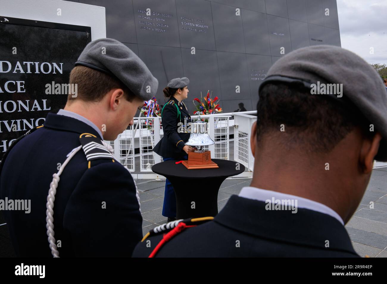 Mitglieder der Viera High School JROTC Honor Guard hielten am 26. Januar 2023 eine Schweigeminute im Kennedy Space Center Visitor Complex in Florida ab. Die Veranstaltung würdigte Apollo 1 und die Shuttle-Crews Challenger und Columbia sowie andere Astronauten, die in der Raumfahrt starben, anlässlich des 20. Jahrestages der Columbia-Tragödie. Stockfoto