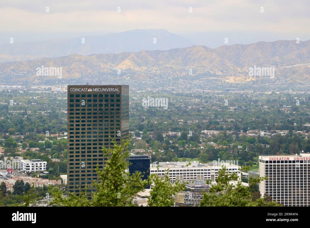 Comcast UniversalNBC Gebäude und Hollywood Hills Landschaft 10 Universal City Plaza Los Angeles Kalifornien USA Stockfoto