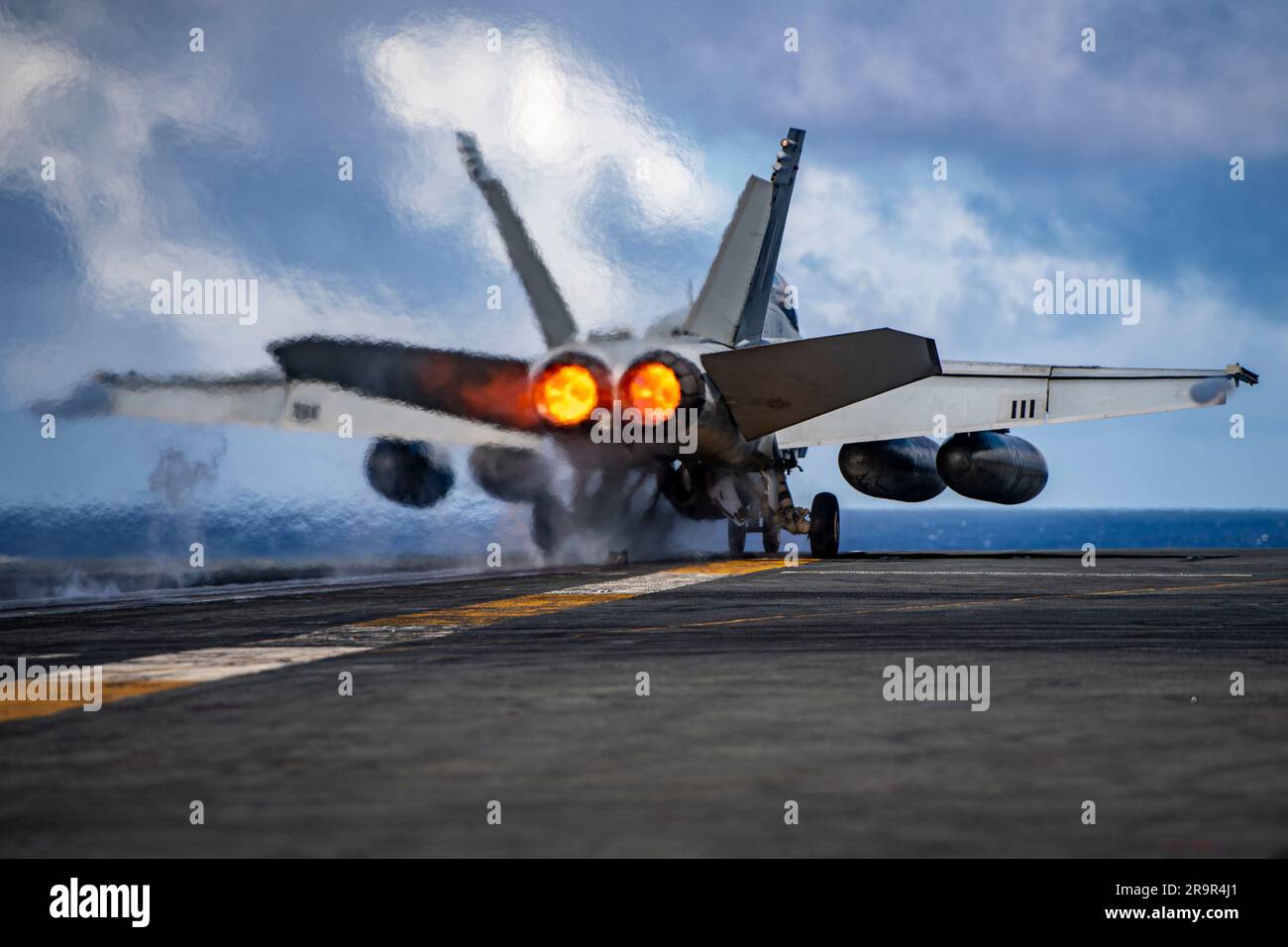 USS Nimitz, internationale Gewässer. 02. Juni 2023. EIN US-AMERIKANISCHER Navy F/A-18F Super-Hornet-Kampfflugzeug der Fighting Redcocks von Strike Fighter Squadron 22, startet das Flugdeck des Flugzeugträgers der Nimitz-Klasse USS Nimitz, der im Einsatz ist, und führt Routineeinsätze durch, am 2. Juni 2023 auf dem Pazifik. Kredit: MC2 Justin McTaggart/U.S Navy Photo/Alamy Live News Stockfoto